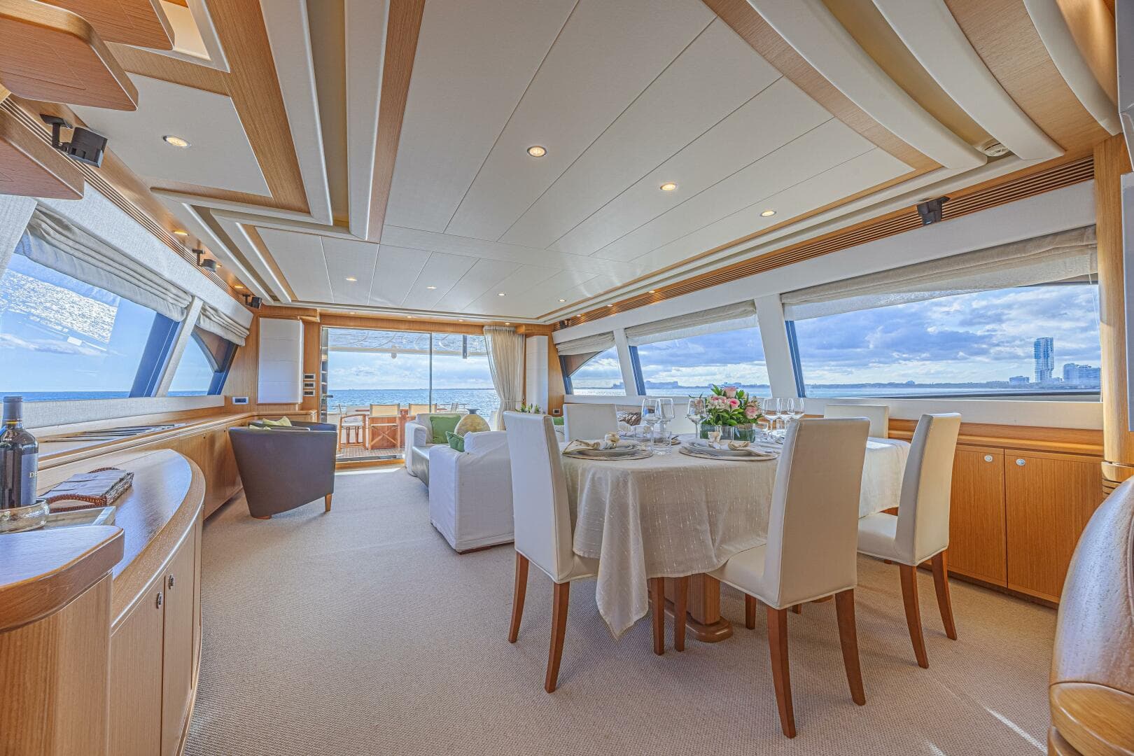 2011 Ferretti Yachts 830