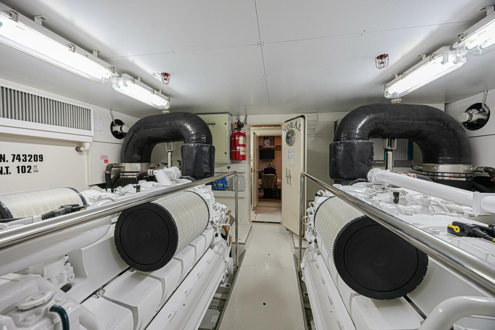 2011 Ferretti Yachts 830