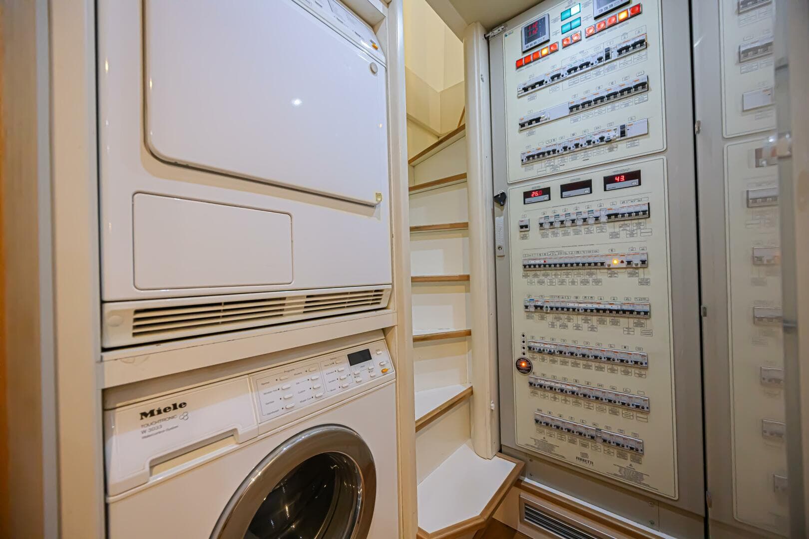 2011 Ferretti Yachts 830