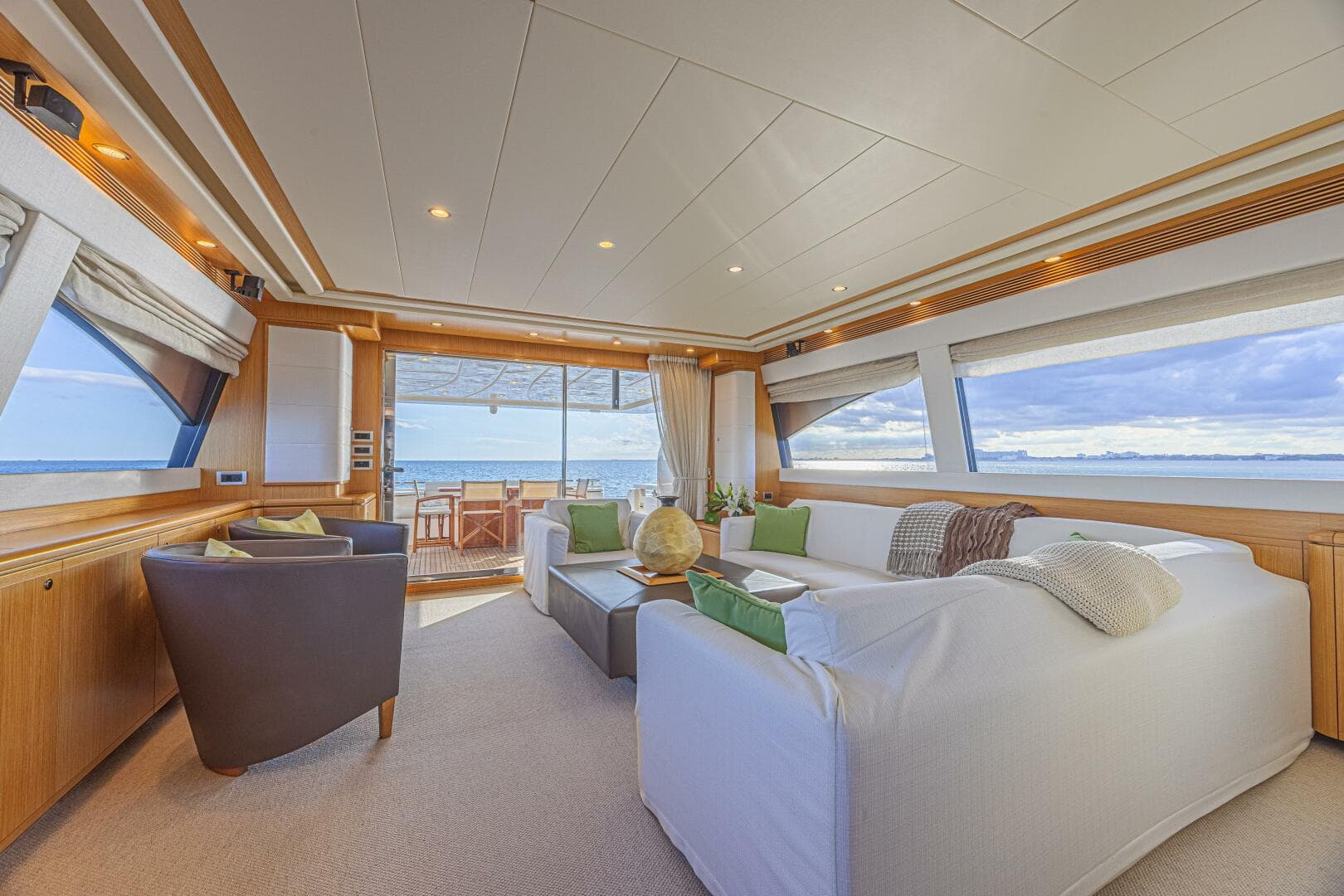 2011 Ferretti Yachts 830