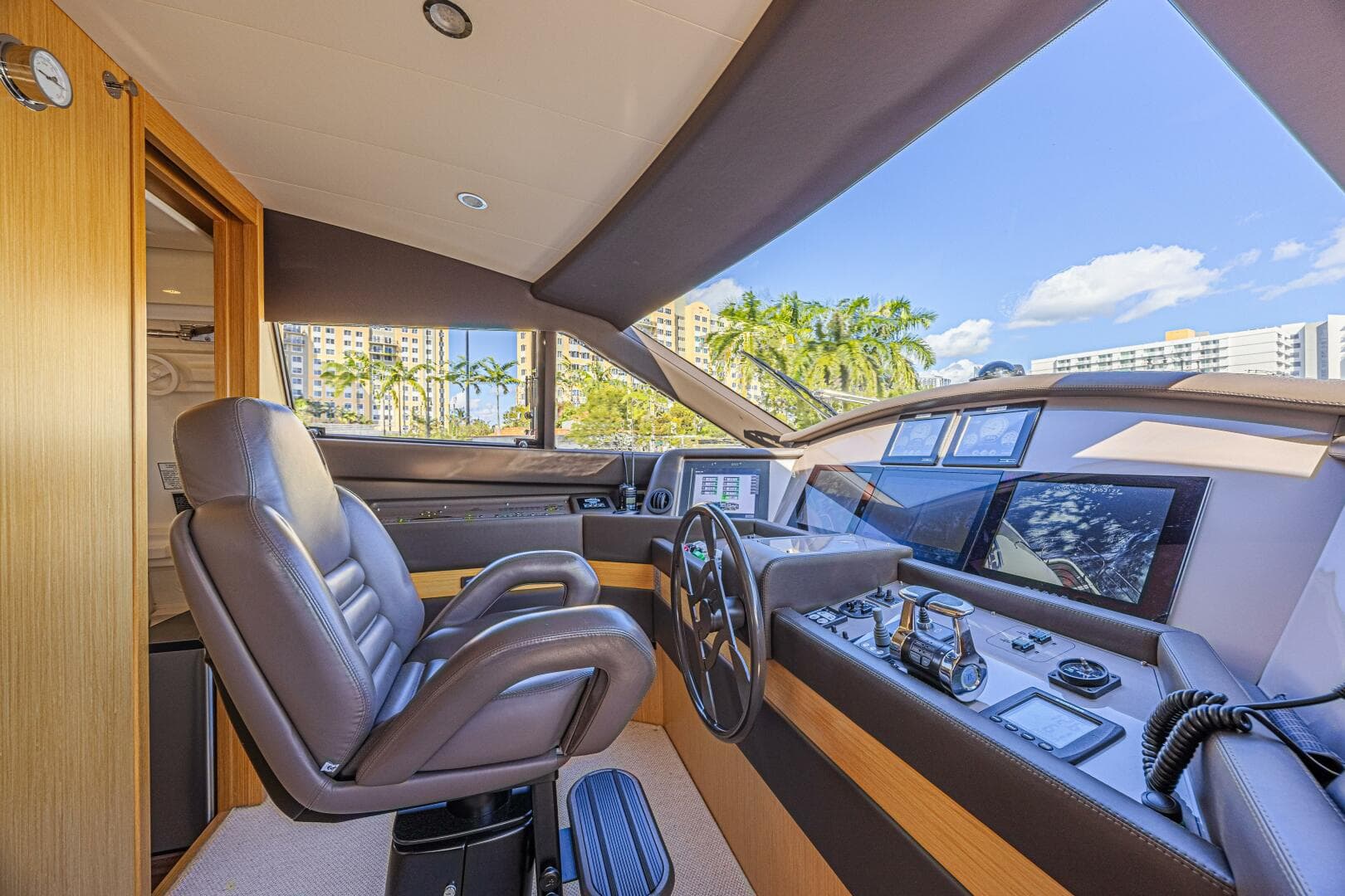 2011 Ferretti Yachts 830
