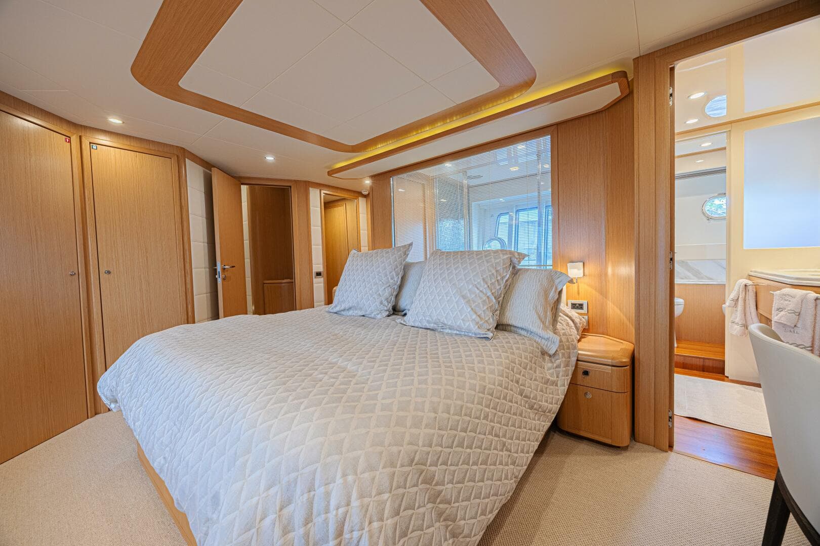 2011 Ferretti Yachts 830