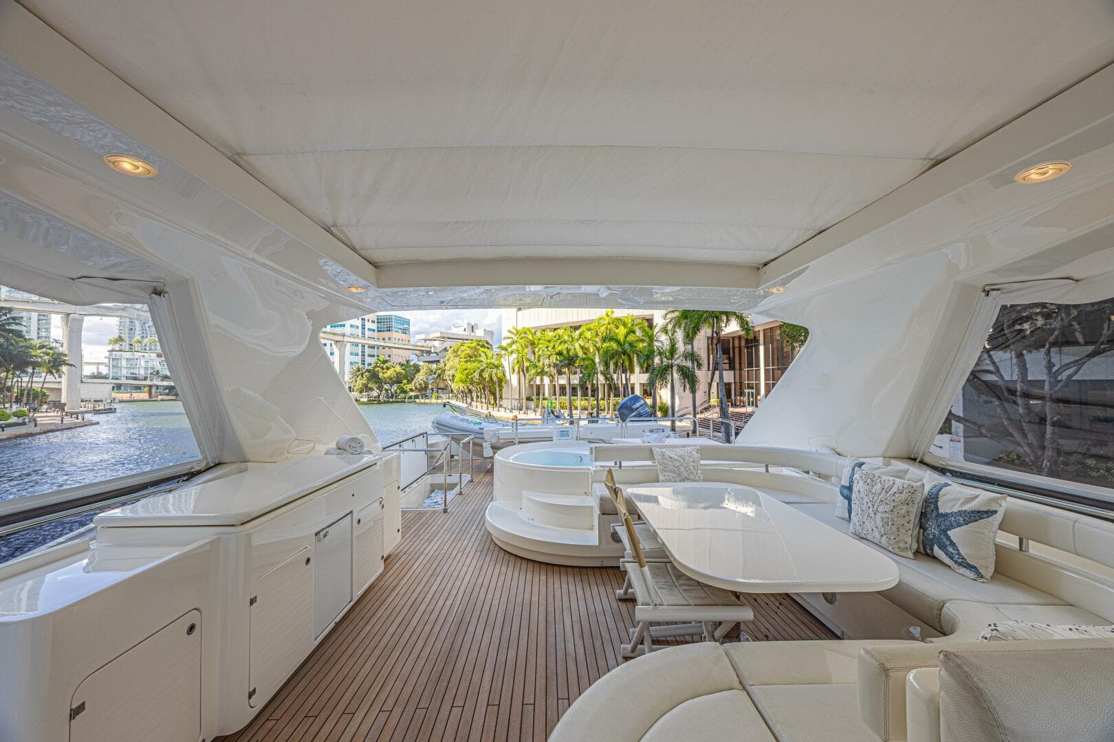 2011 Ferretti Yachts 830