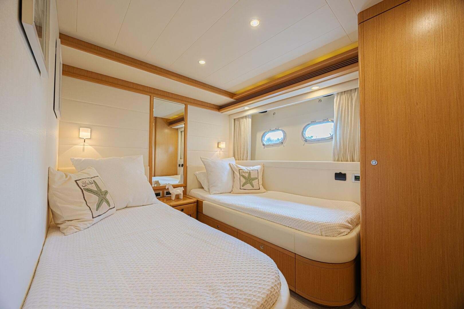 2011 Ferretti Yachts 830