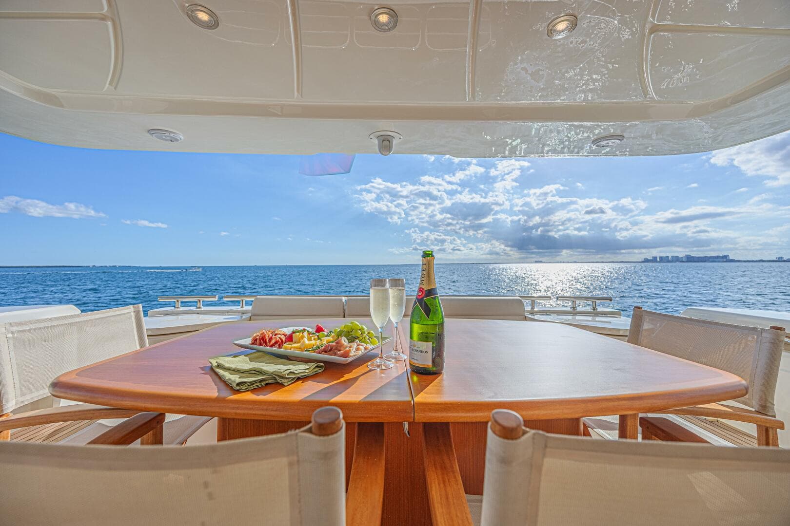 2011 Ferretti Yachts 830