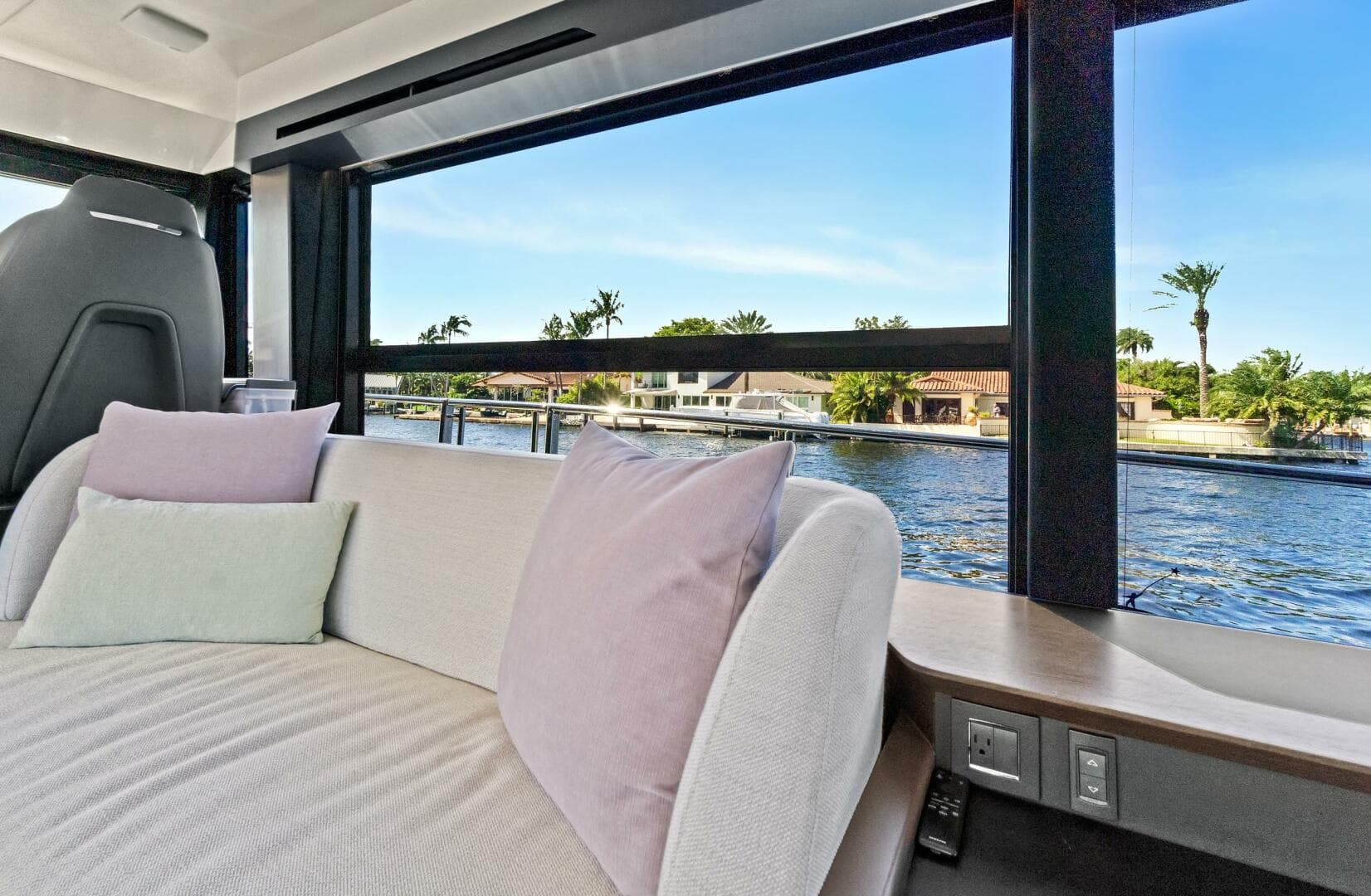 2025 Absolute 52 Fly