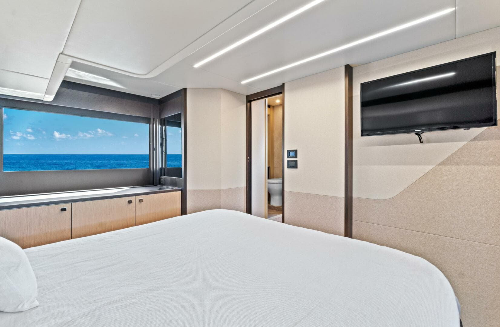 2025 Absolute 52 Fly