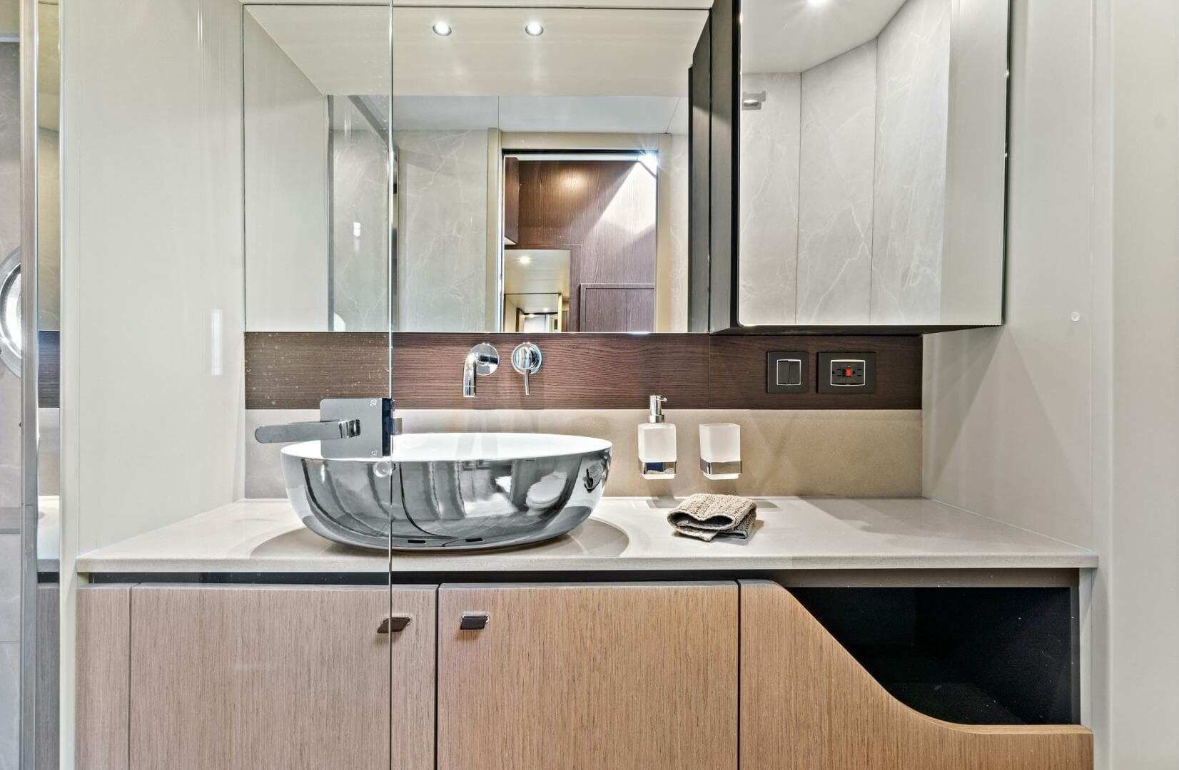 2025 Absolute 52 Fly