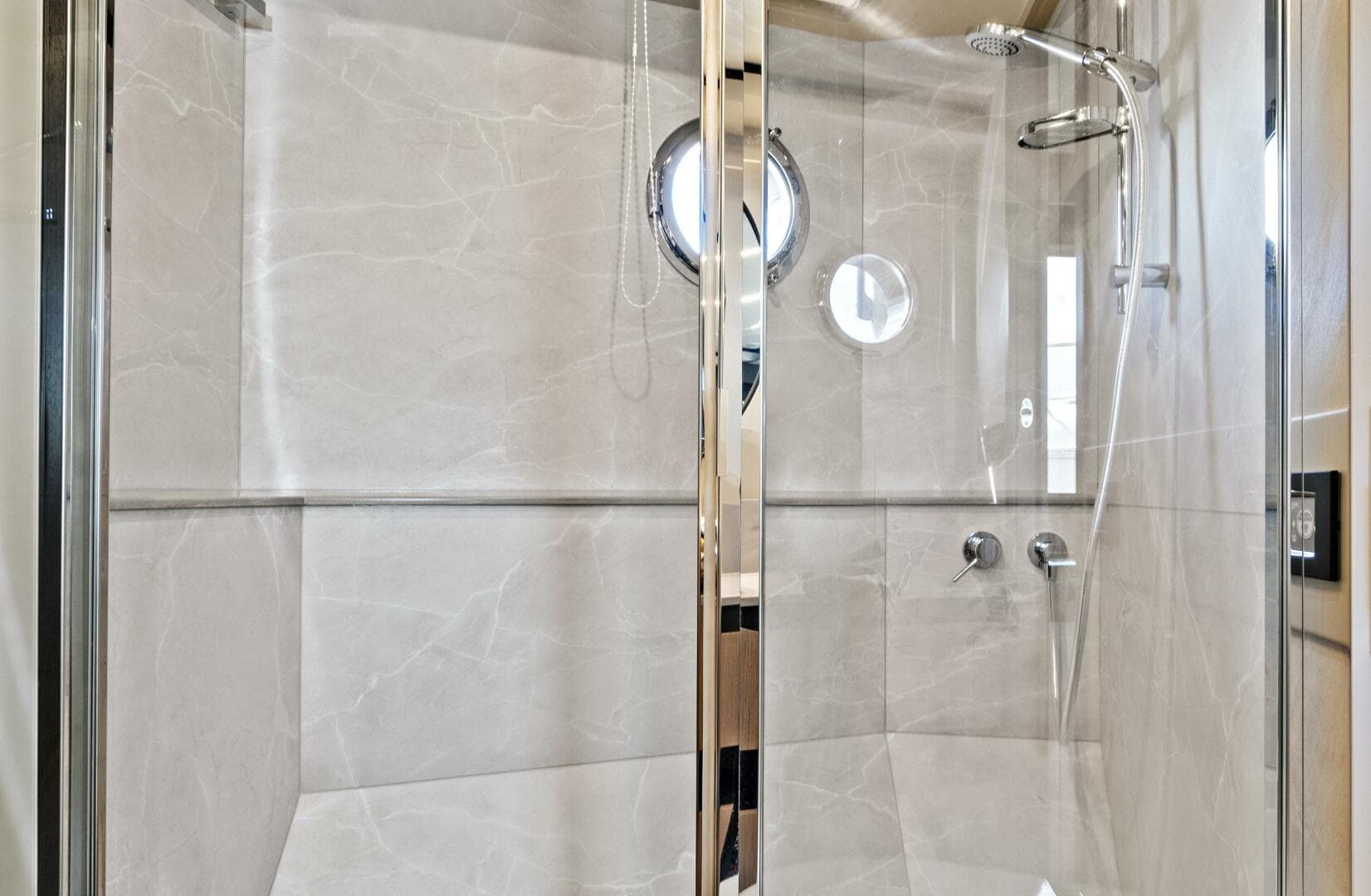 2025 Absolute 52 Fly