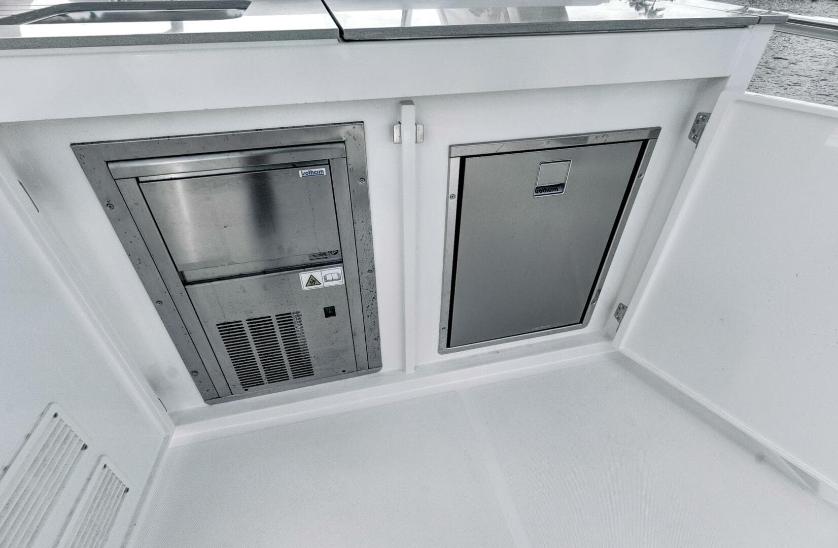 2025 Absolute 52 Fly