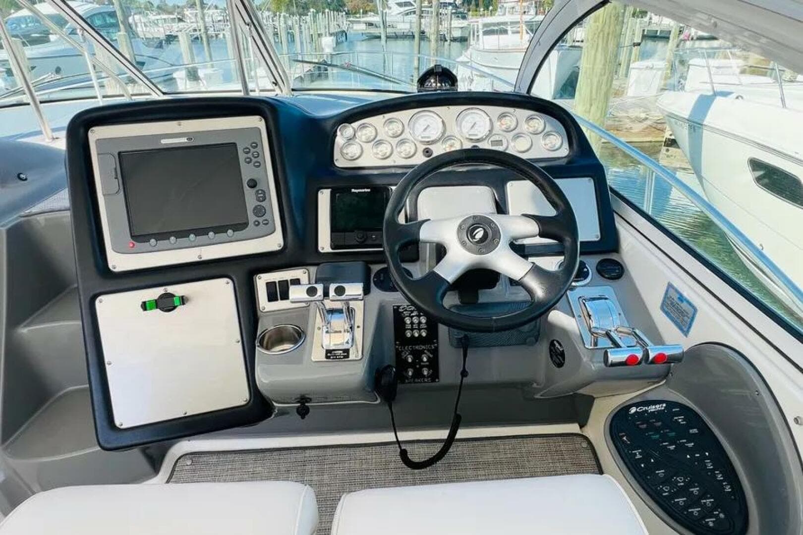 2006 Cruisers Yachts 420 Express