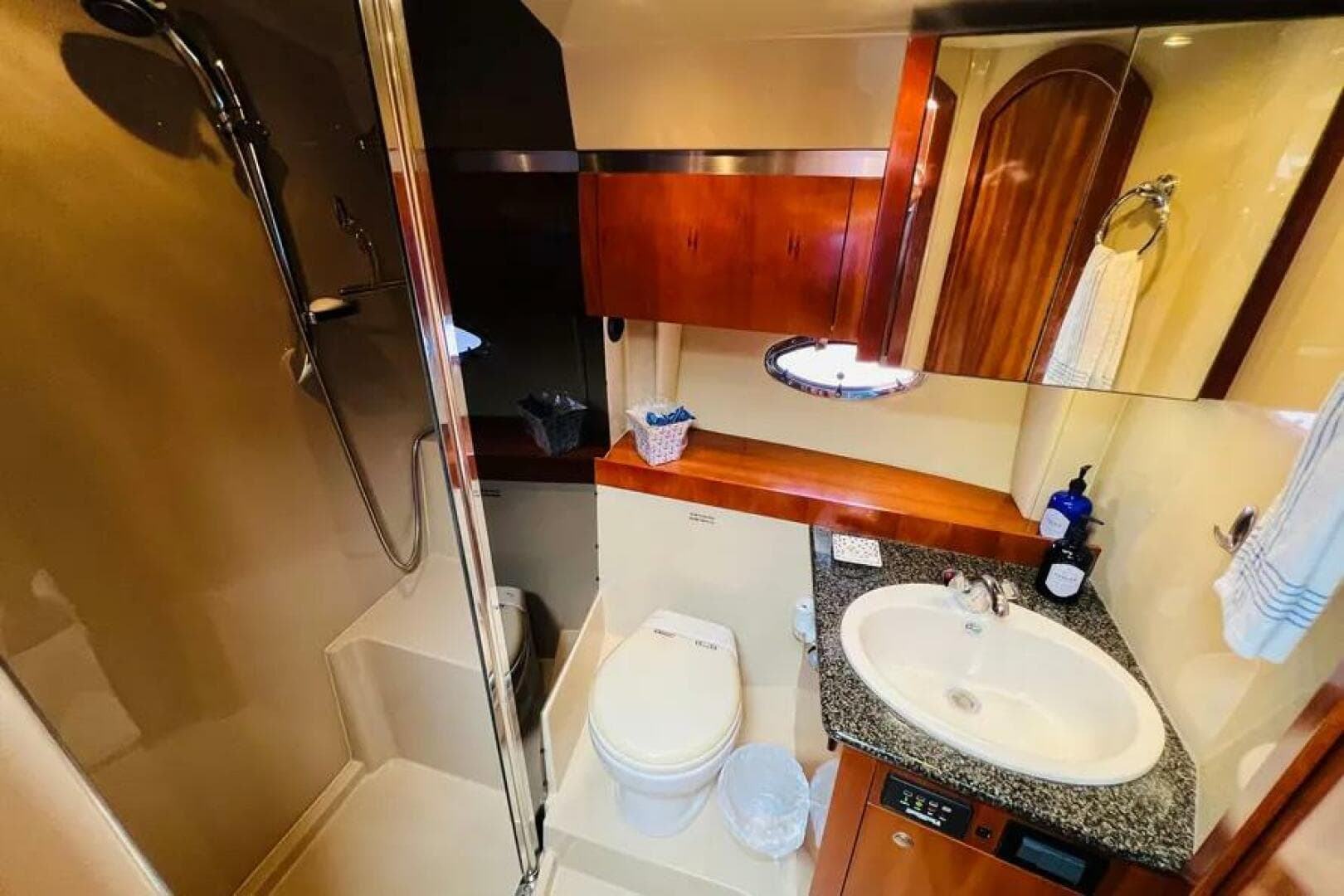 2006 Cruisers Yachts 420 Express