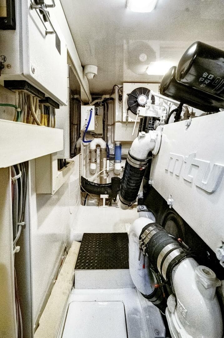 2008 Viking 74 Enclosed Bridge