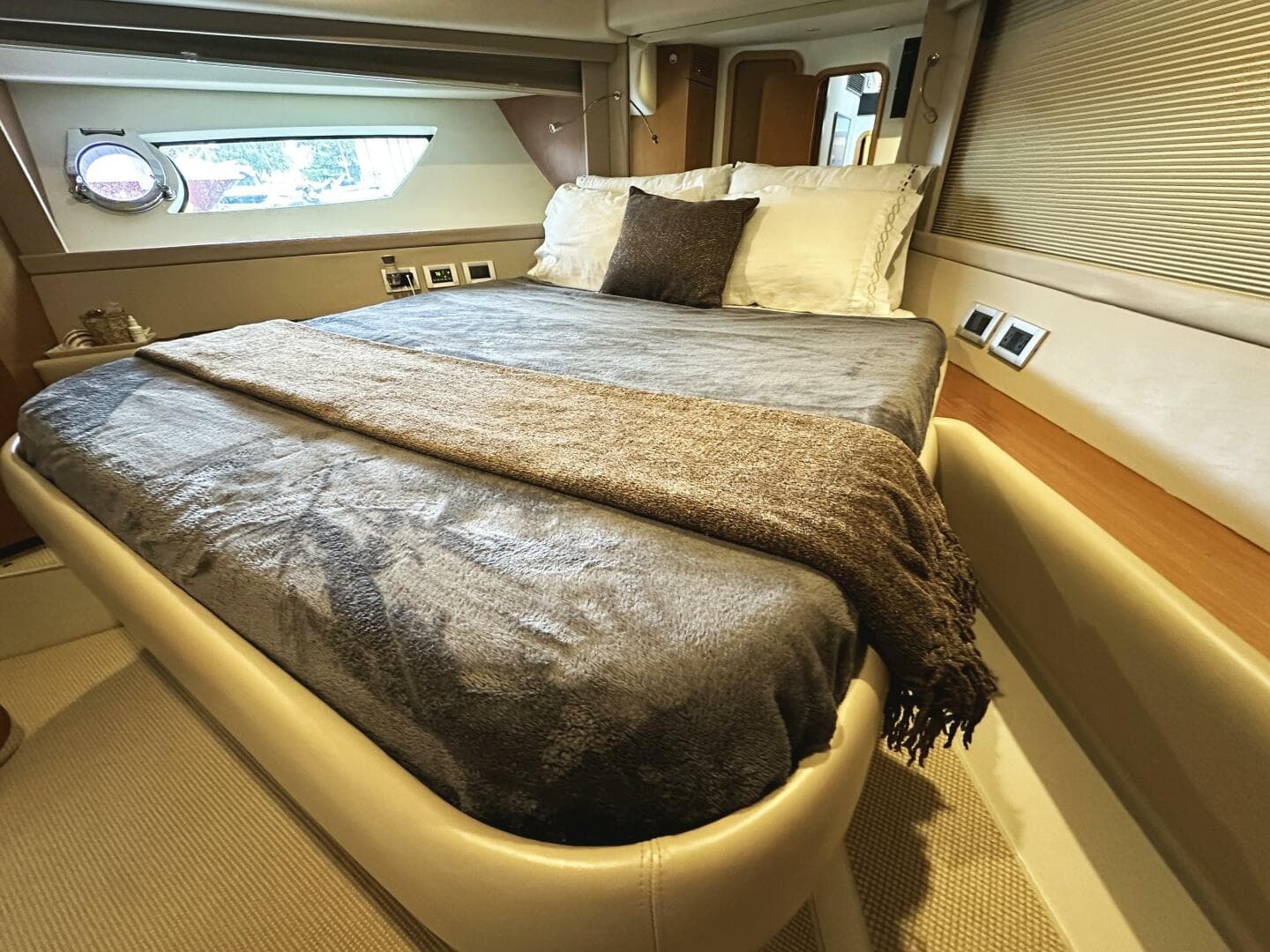 2014 Ferretti Yachts 530