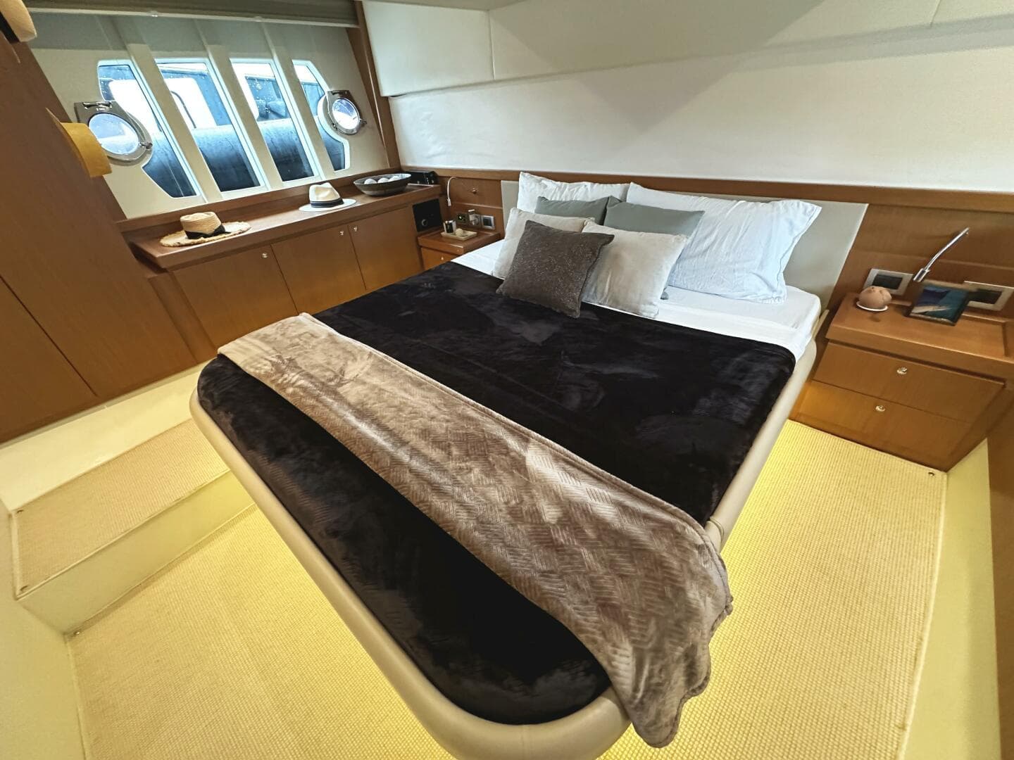 2014 Ferretti Yachts 530