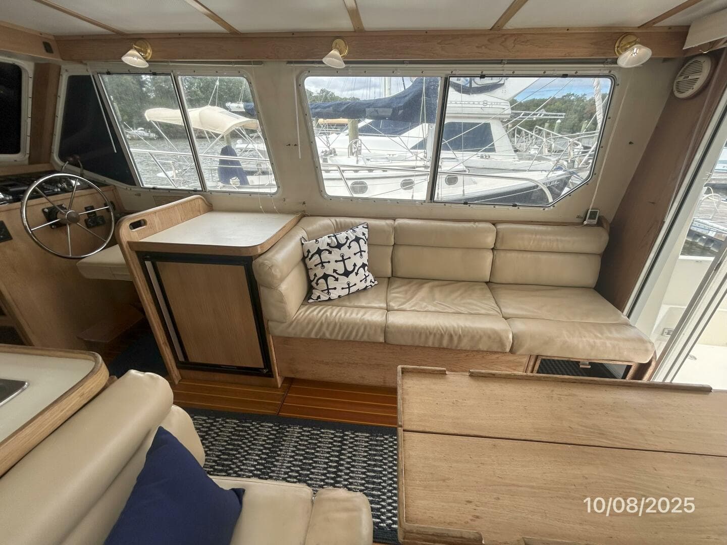 34' Sabreline salon starboard
