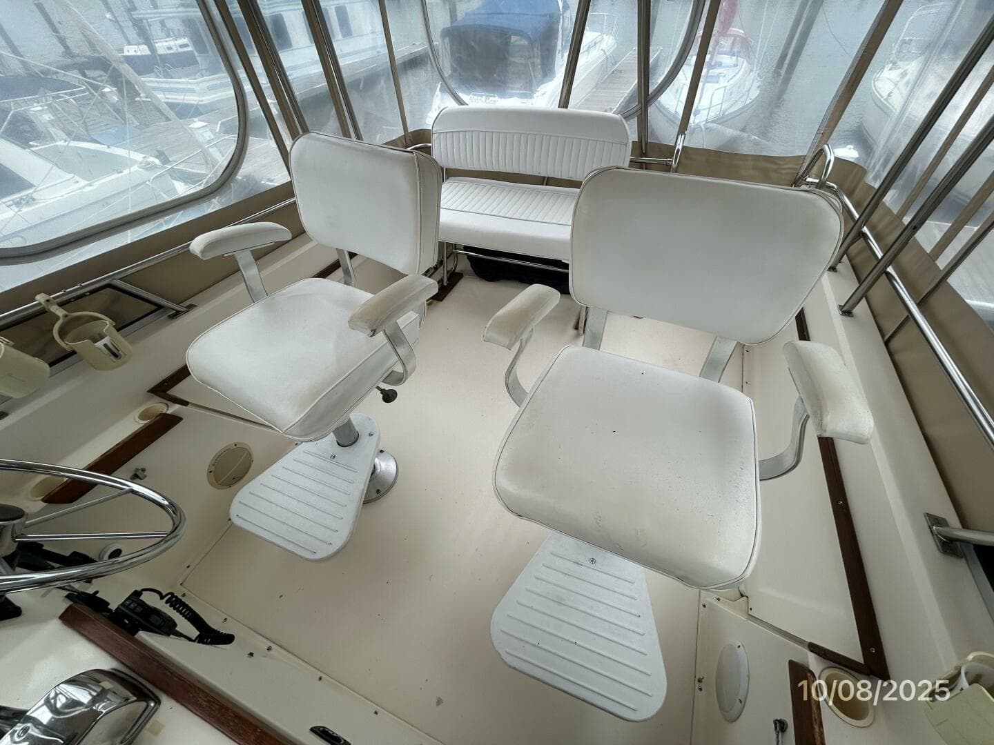 34' Sabreline flybridge helmseats