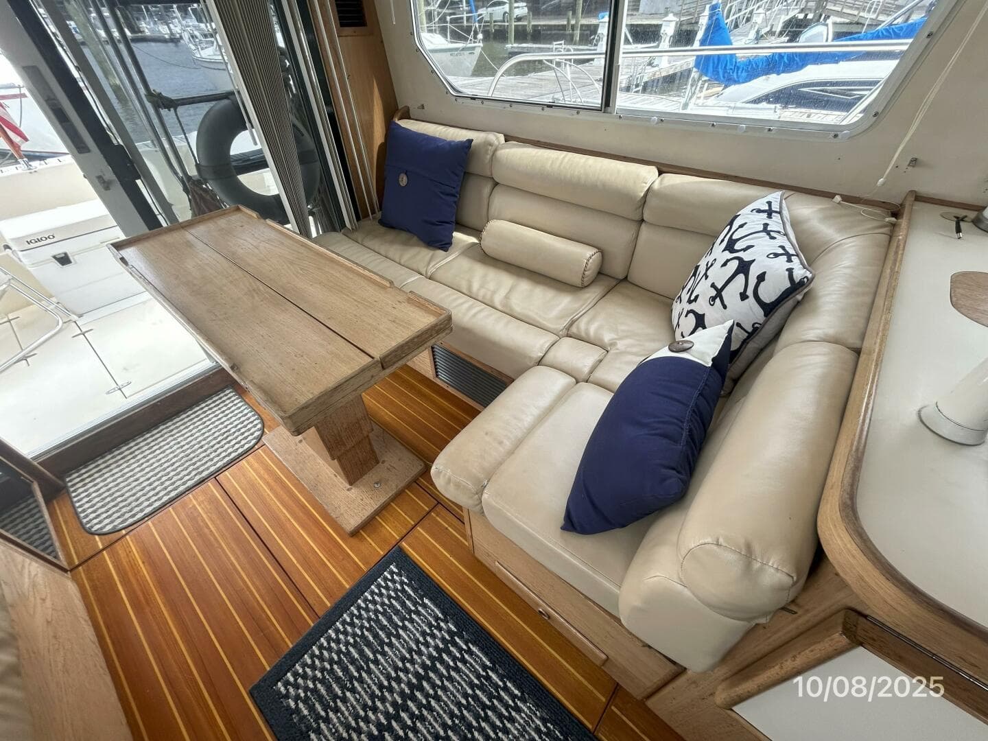 34' Sabreline salon port seating2
