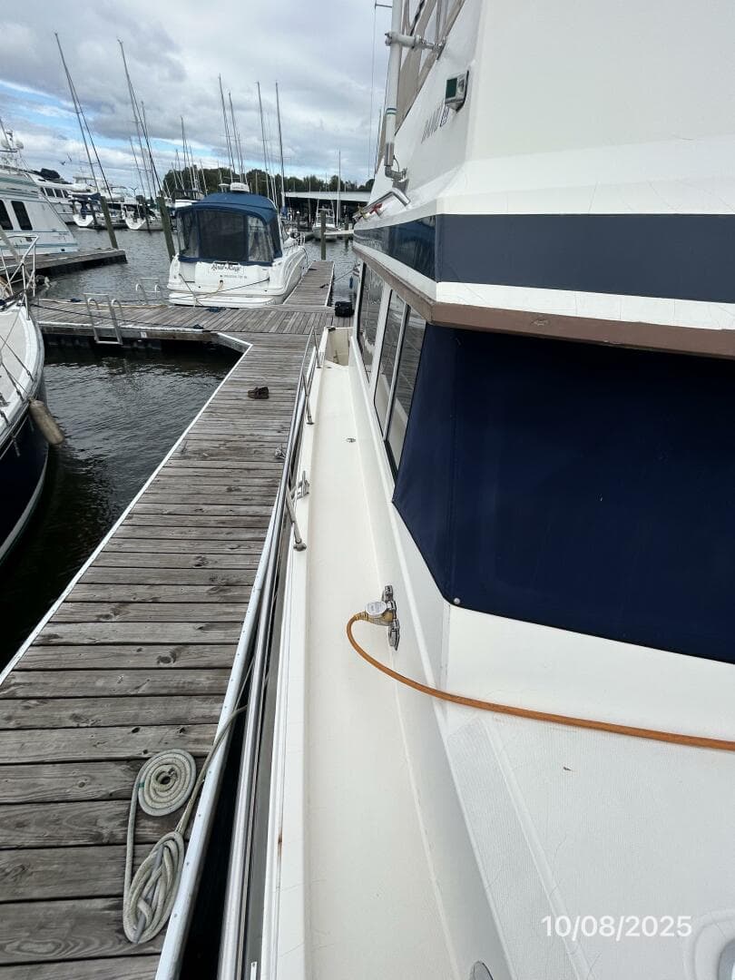34' Sabreline starboard side deck1