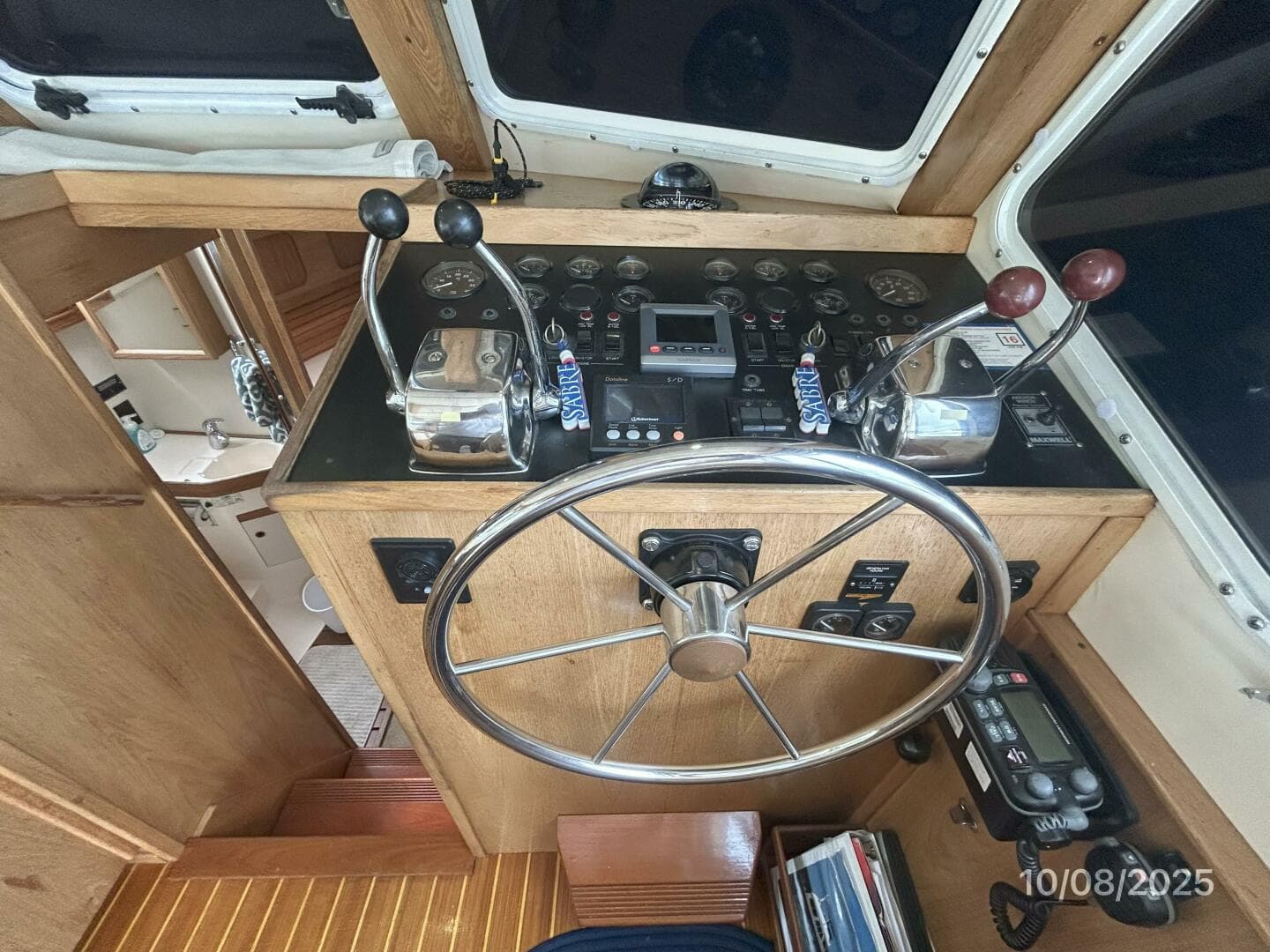 34' Sabreline lower helm2