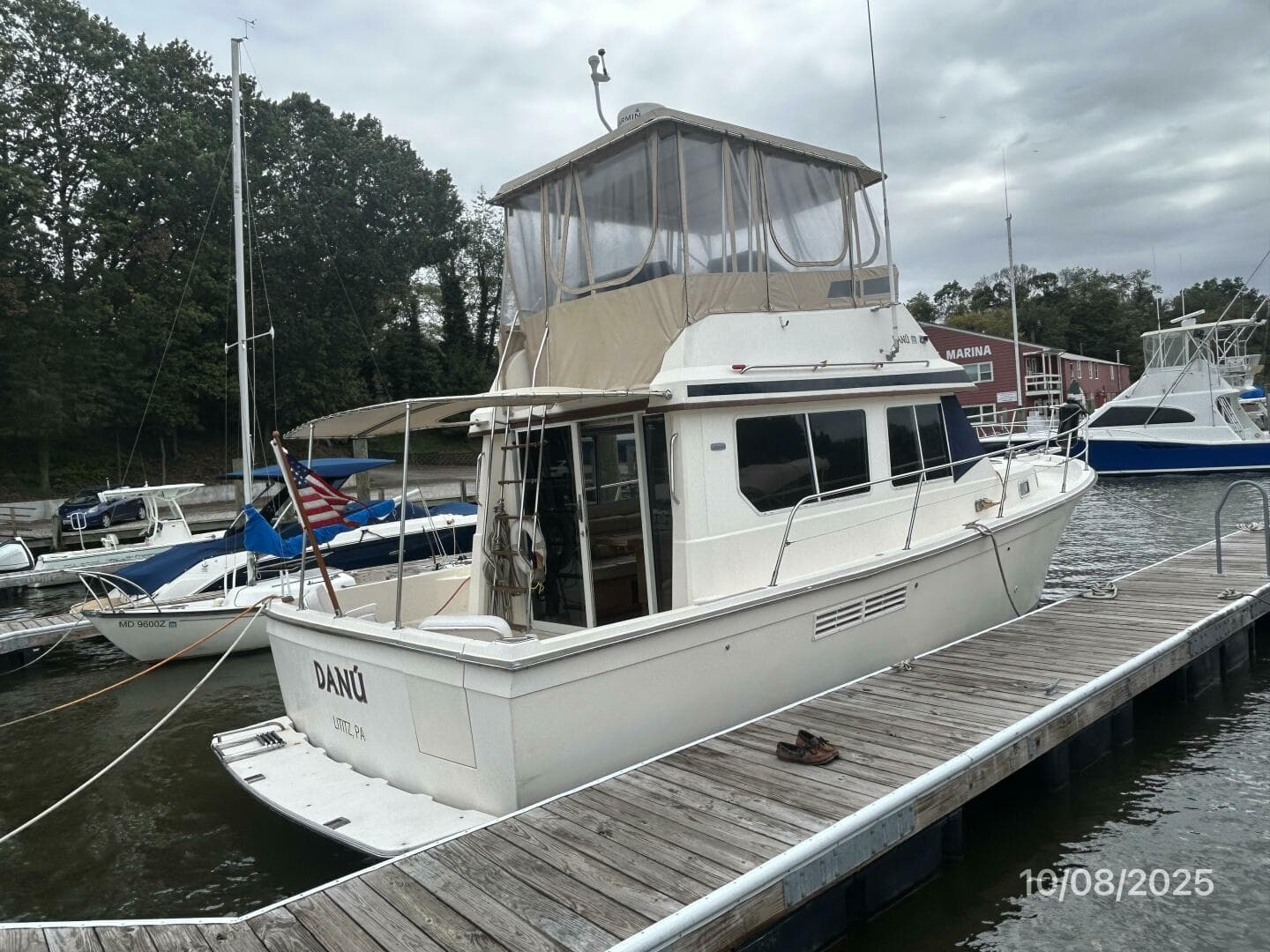 34' Sabreline starboard aft profile