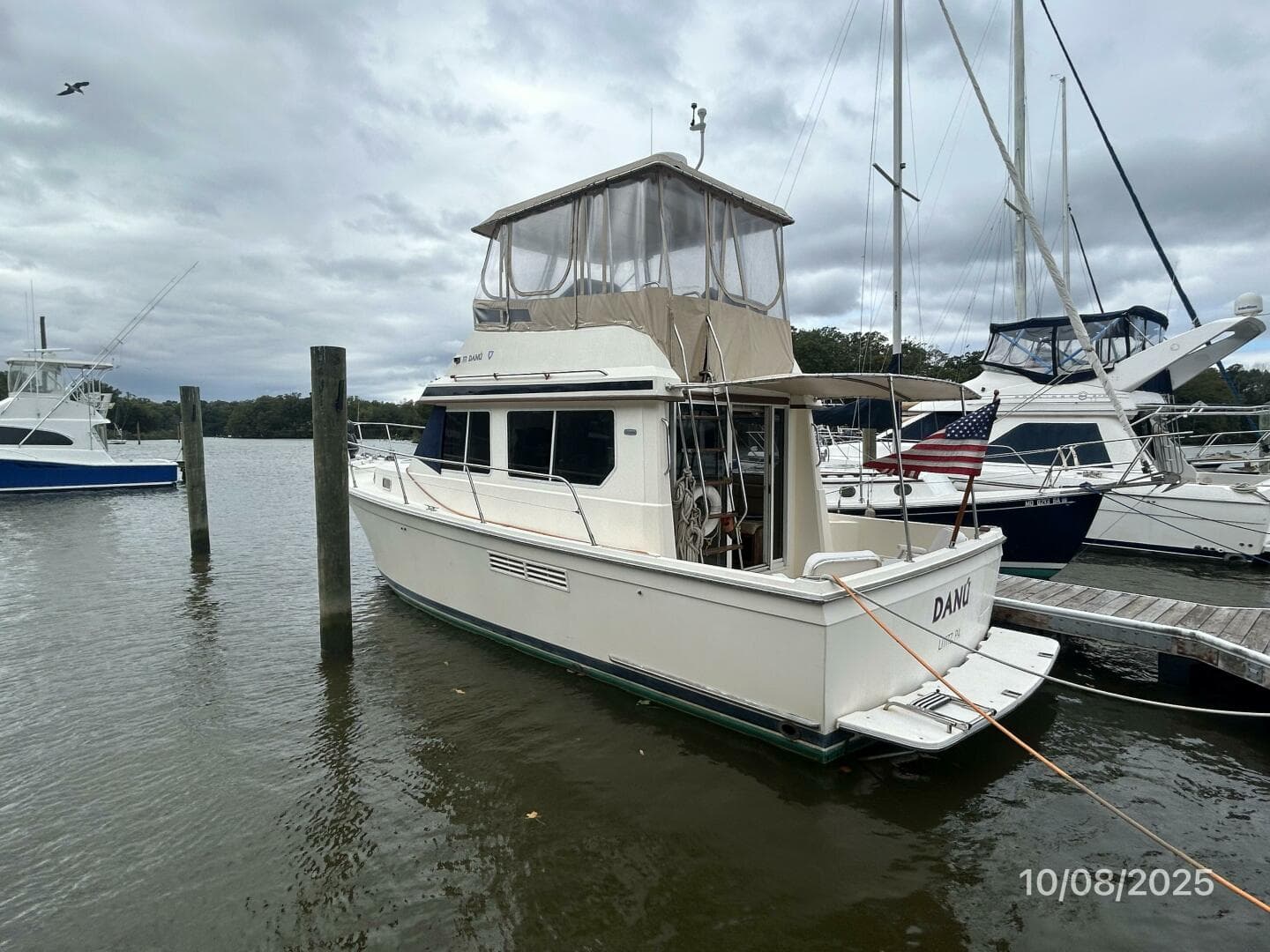 34' Sabreline port aft profile