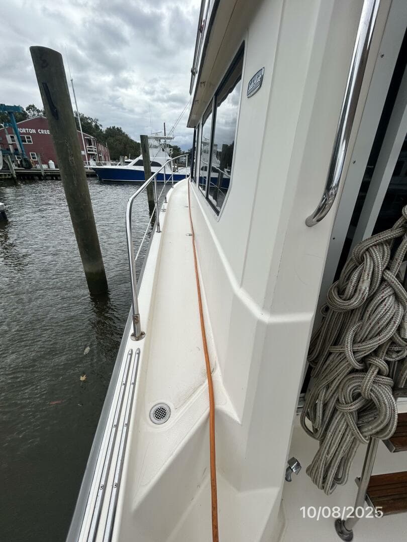 34' Sabreline port side deck2