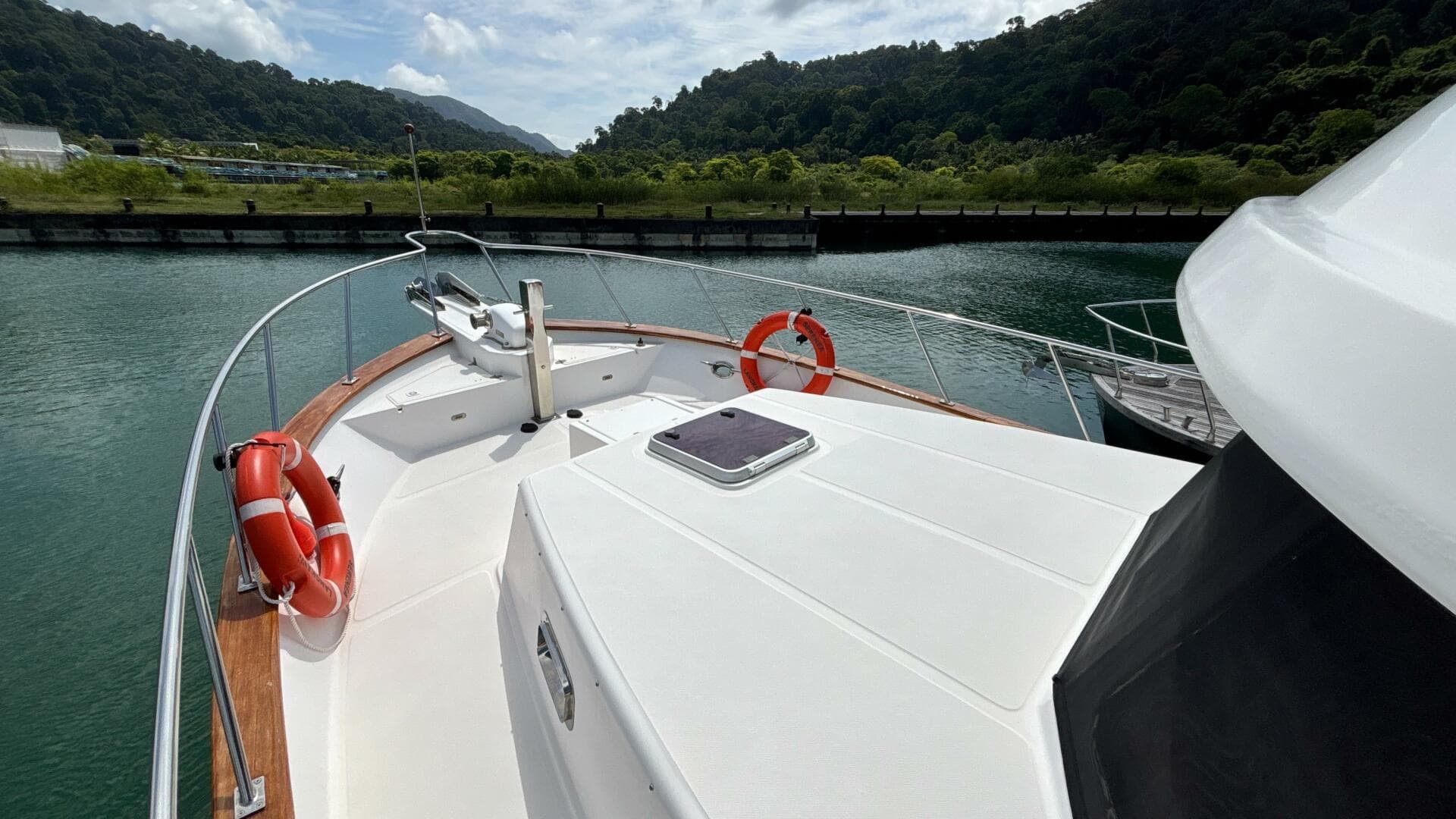 2013 Explorer Motor Yachts 40 Sedan