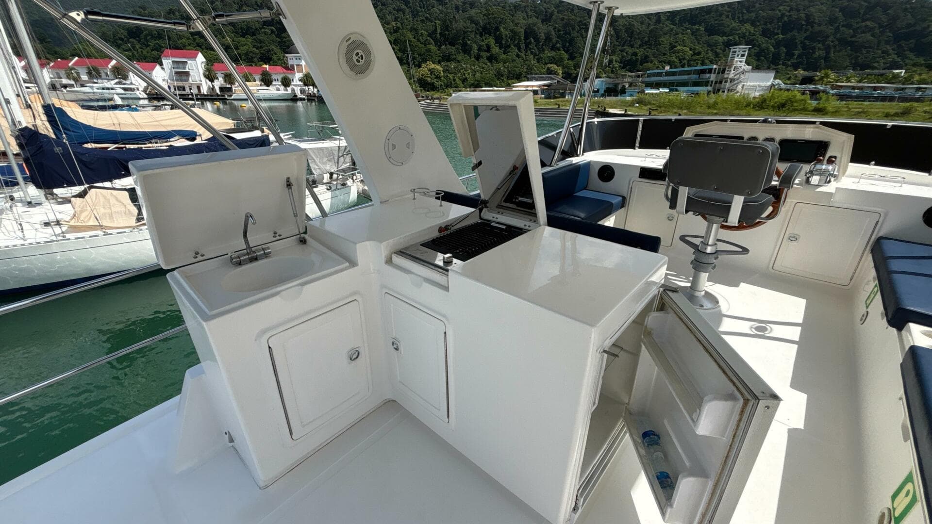 2013 Explorer Motor Yachts 40 Sedan