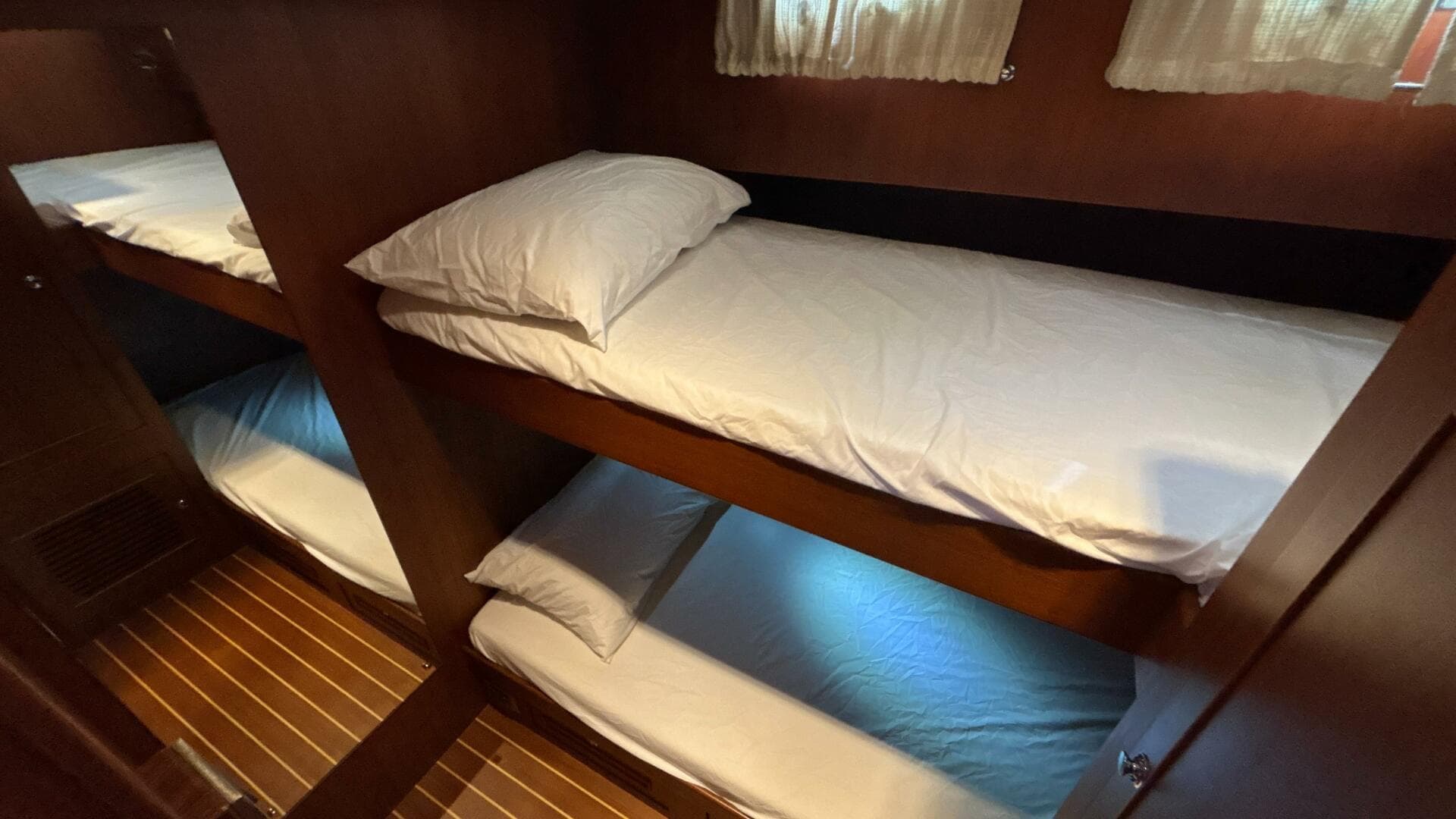 2013 Explorer Motor Yachts 40 Sedan