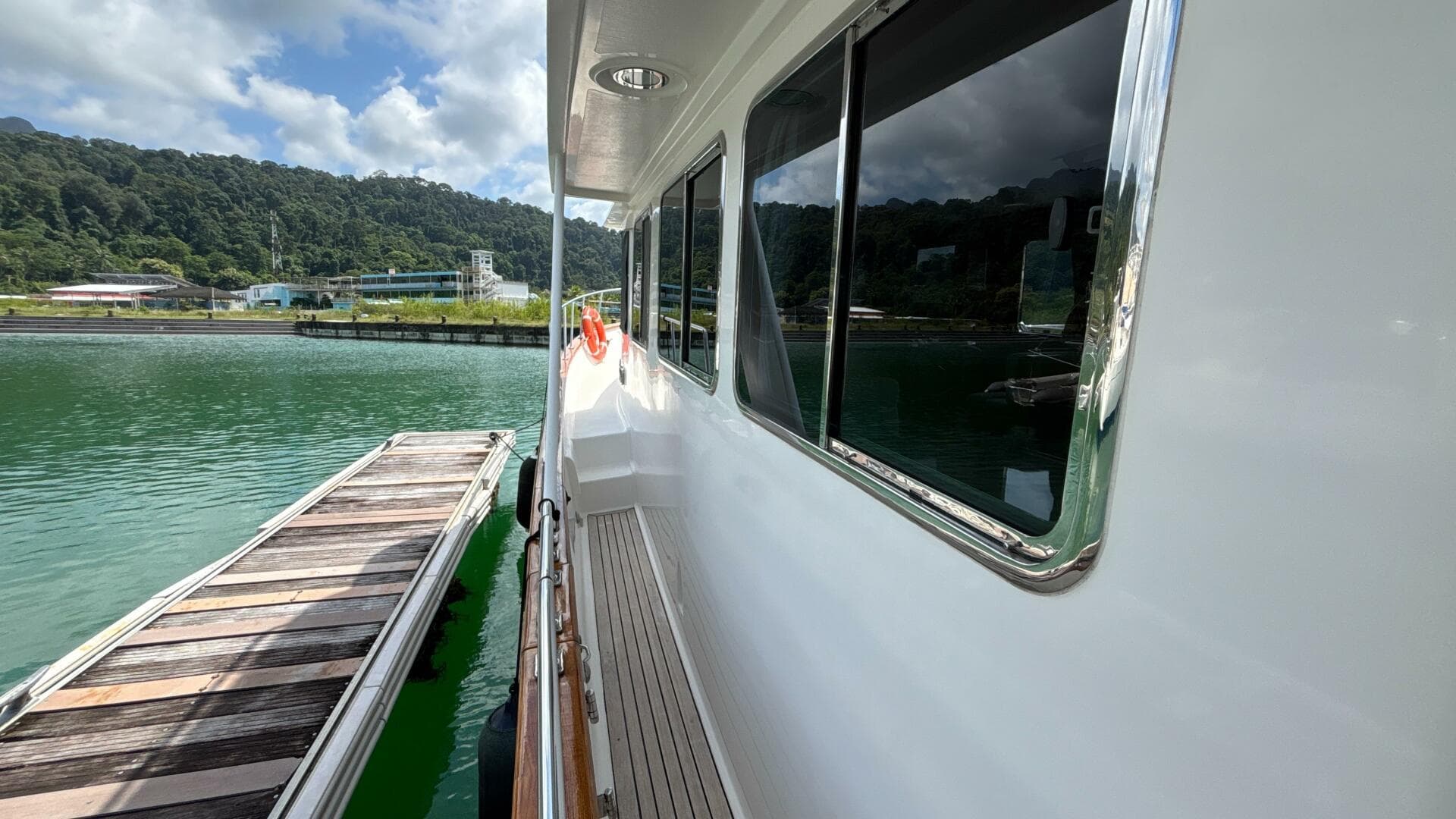 2013 Explorer Motor Yachts 40 Sedan