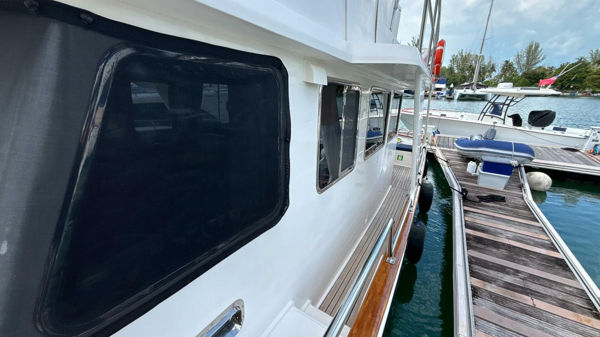 2013 Explorer Motor Yachts 40 Sedan
