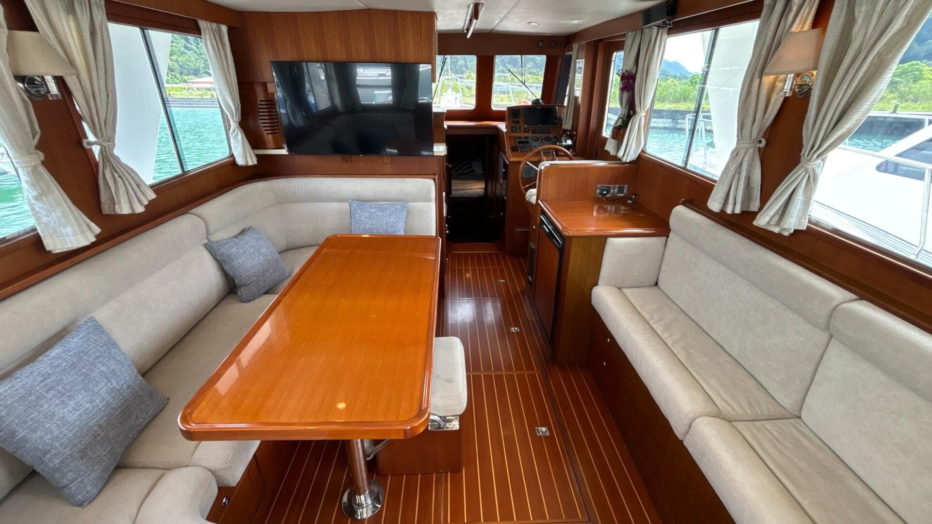 2013 Explorer Motor Yachts 40 Sedan