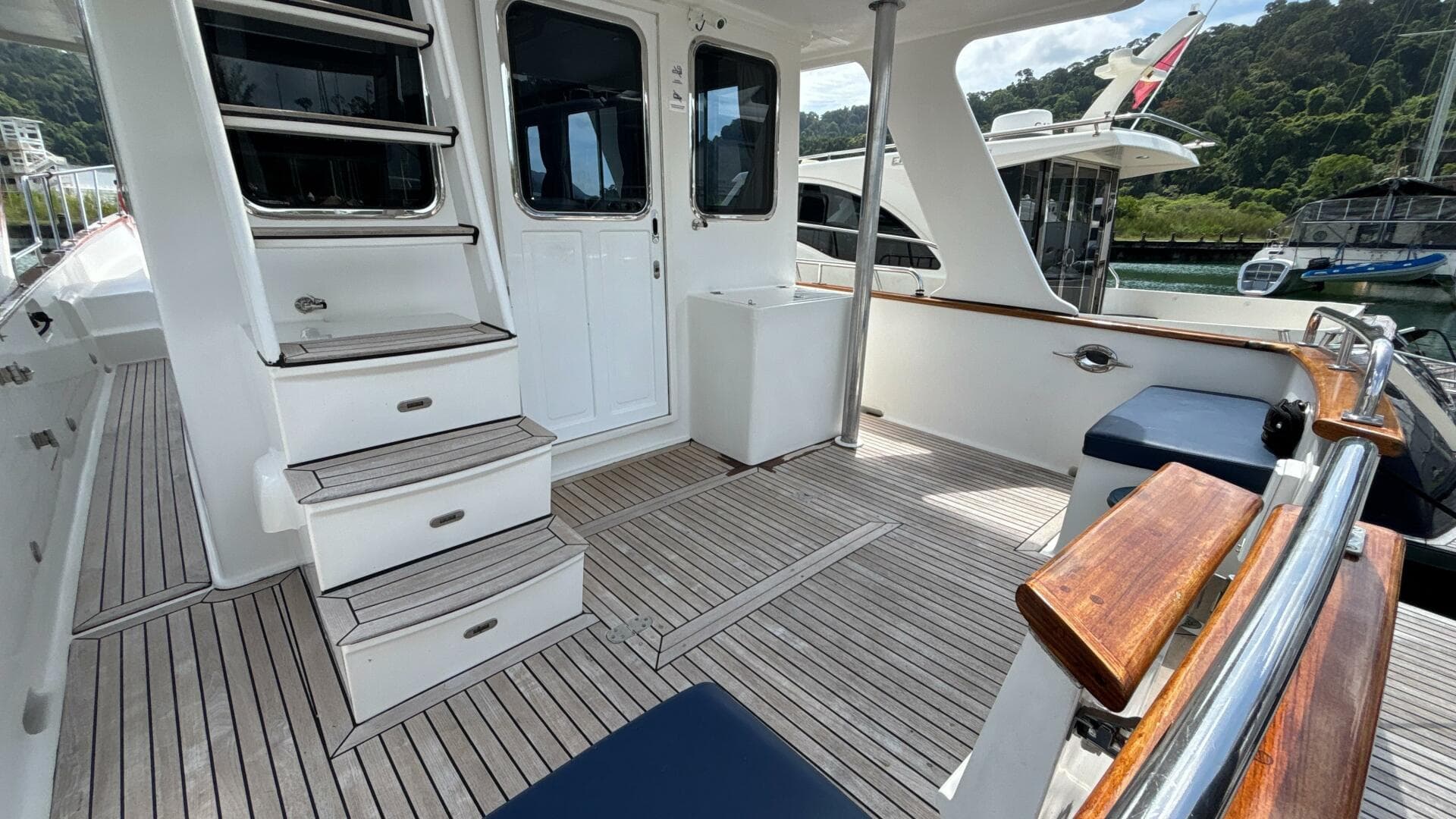 2013 Explorer Motor Yachts 40 Sedan