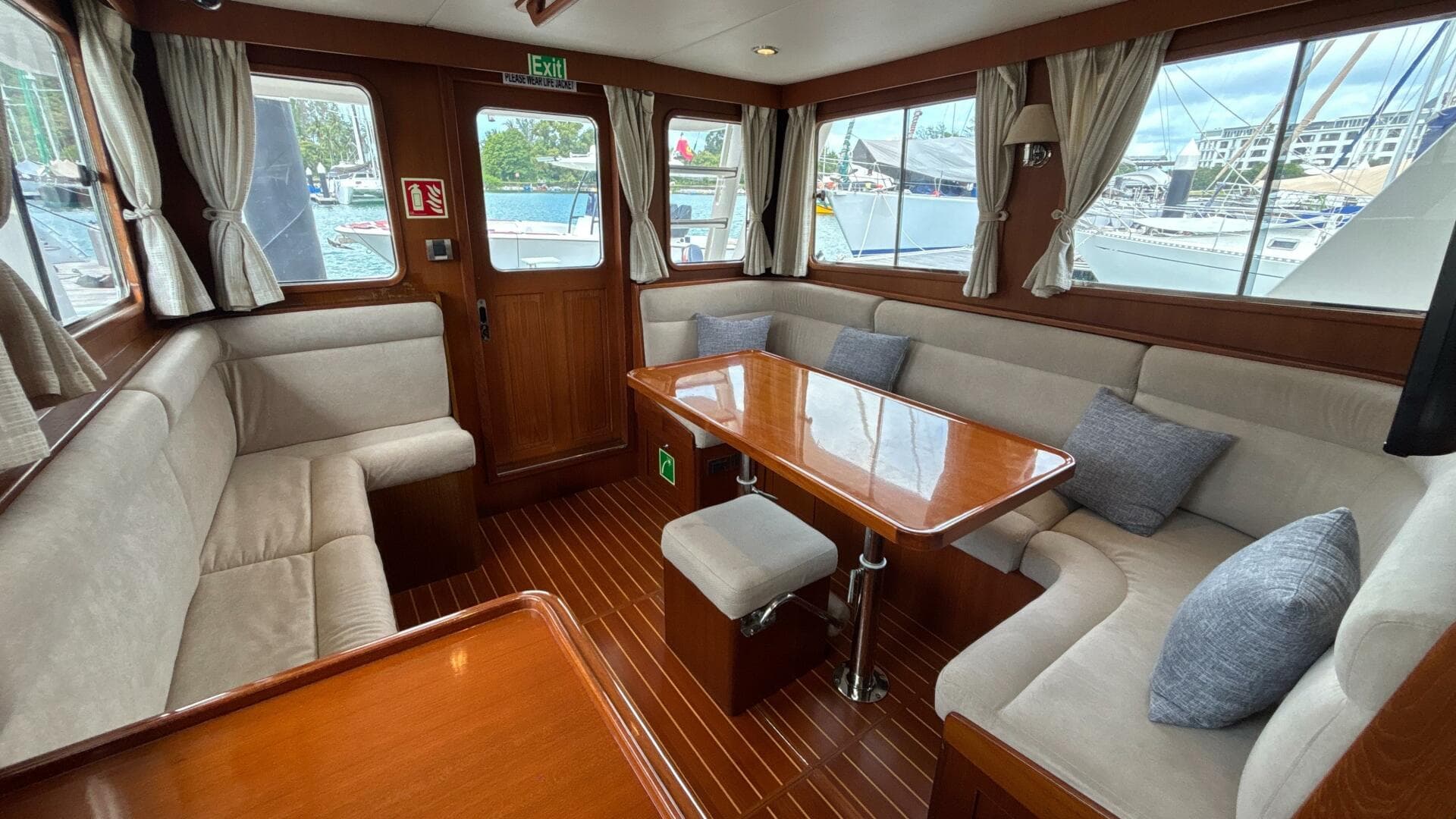 2013 Explorer Motor Yachts 40 Sedan
