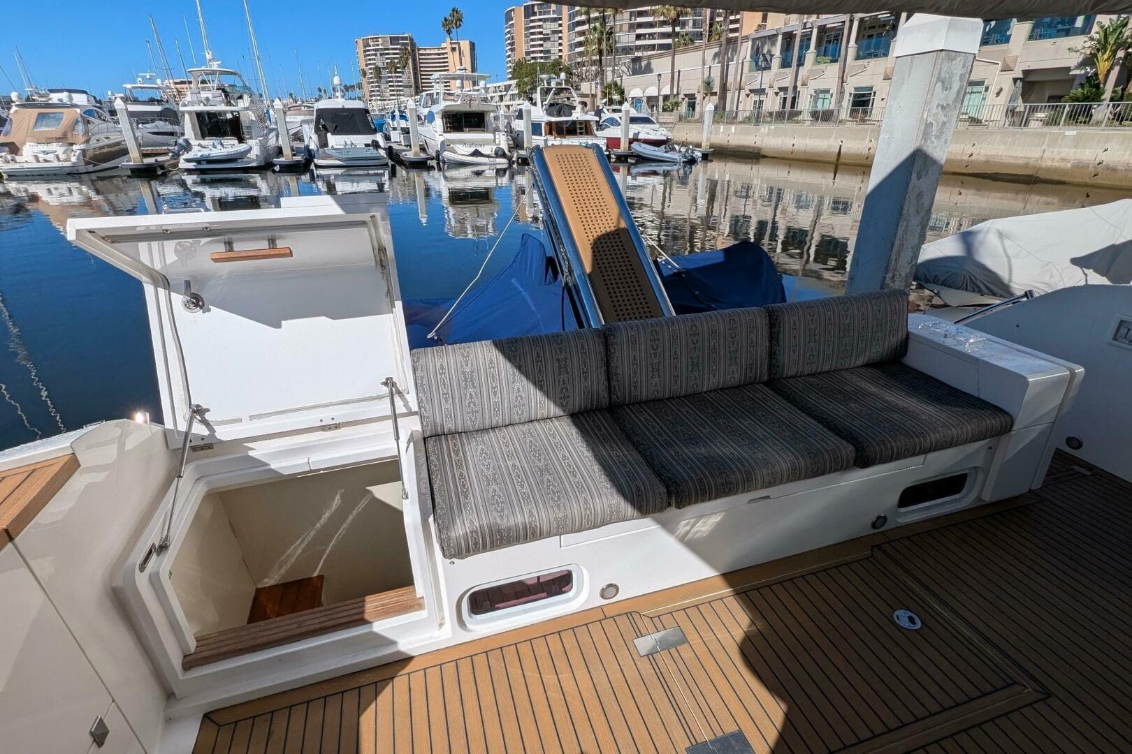 2010 Fairline Squadron