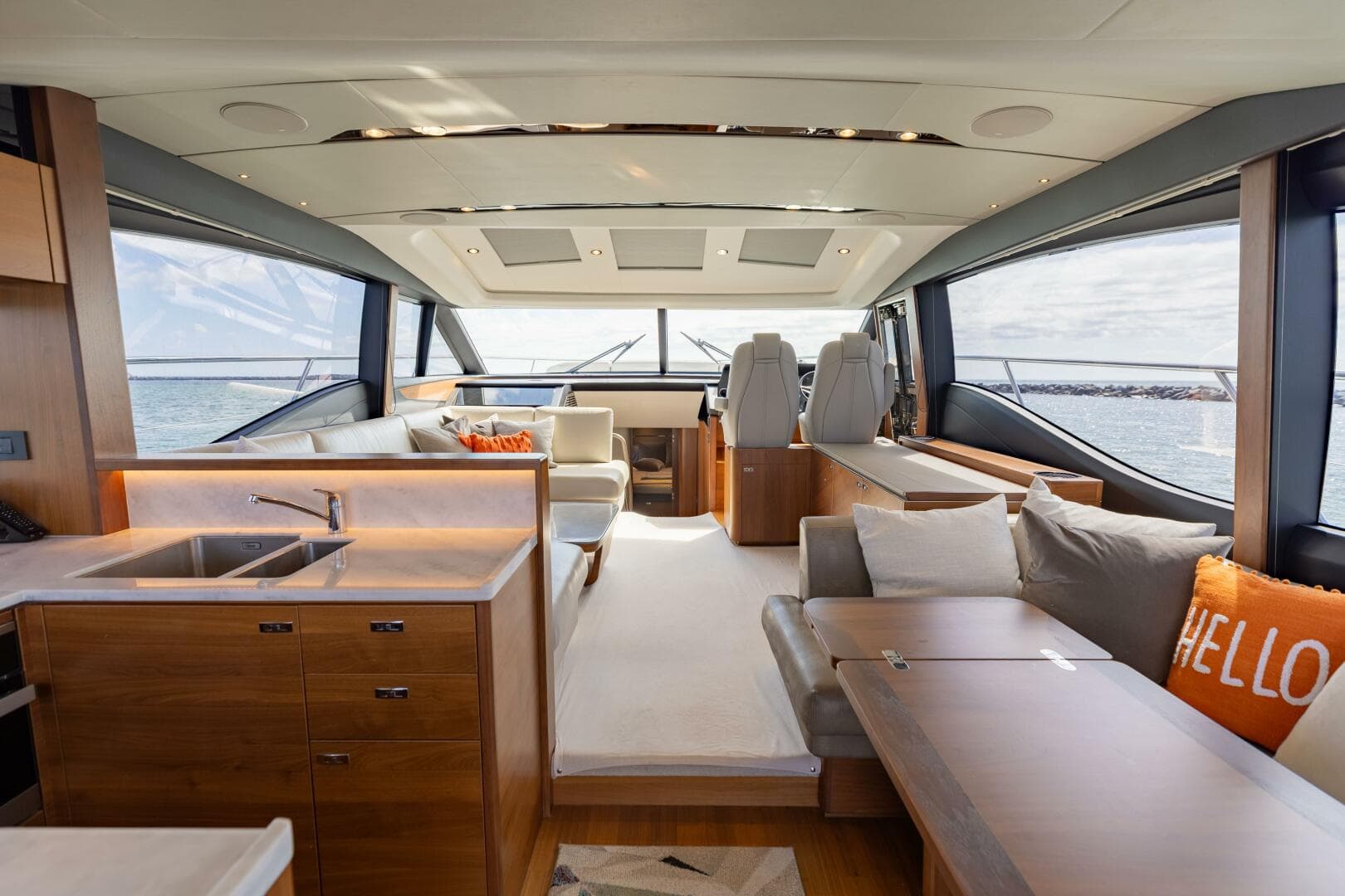 2019 Princess S65-CREWSZING- Salon