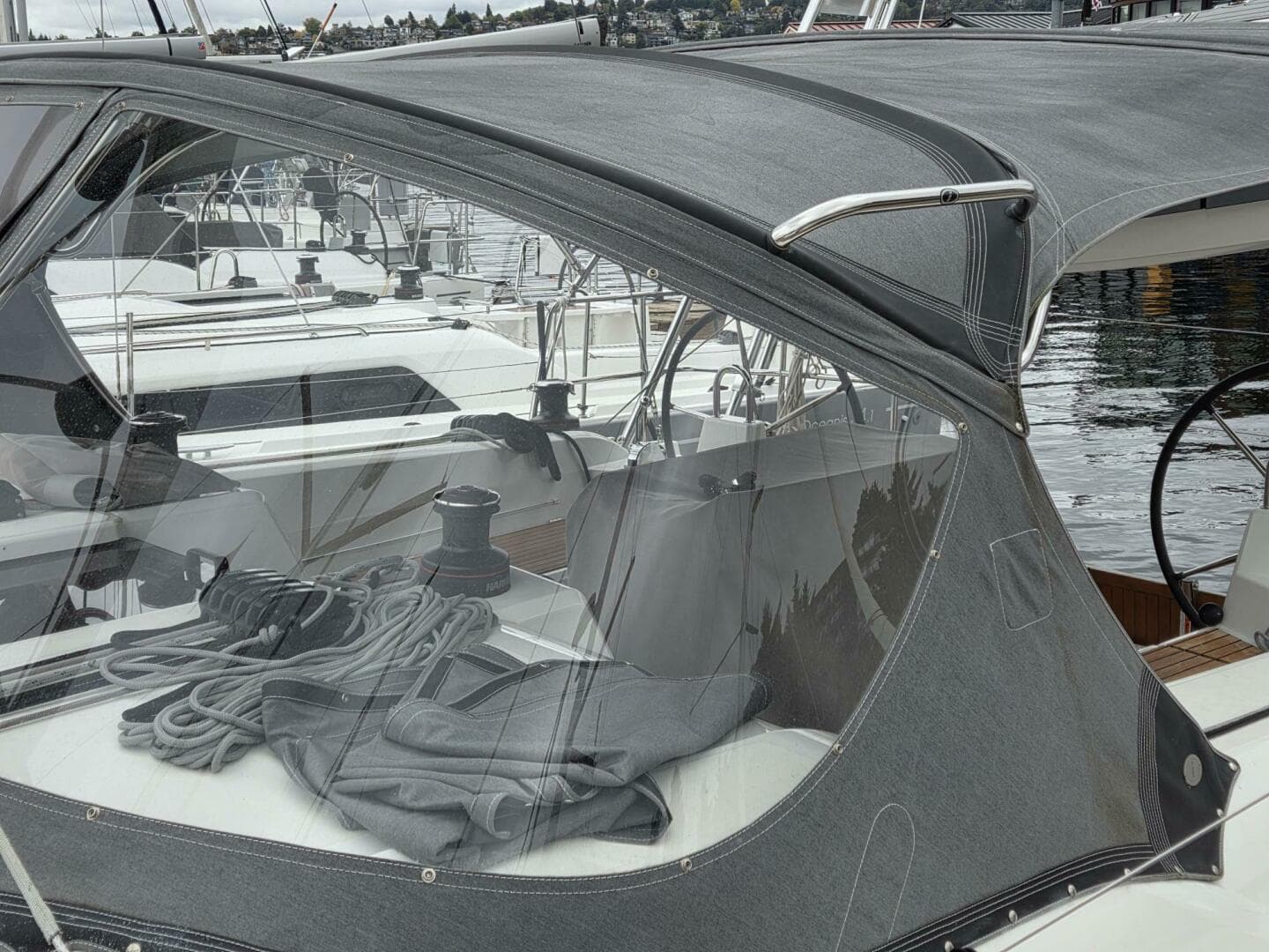 Iverson Dodger, Bimini, Connector