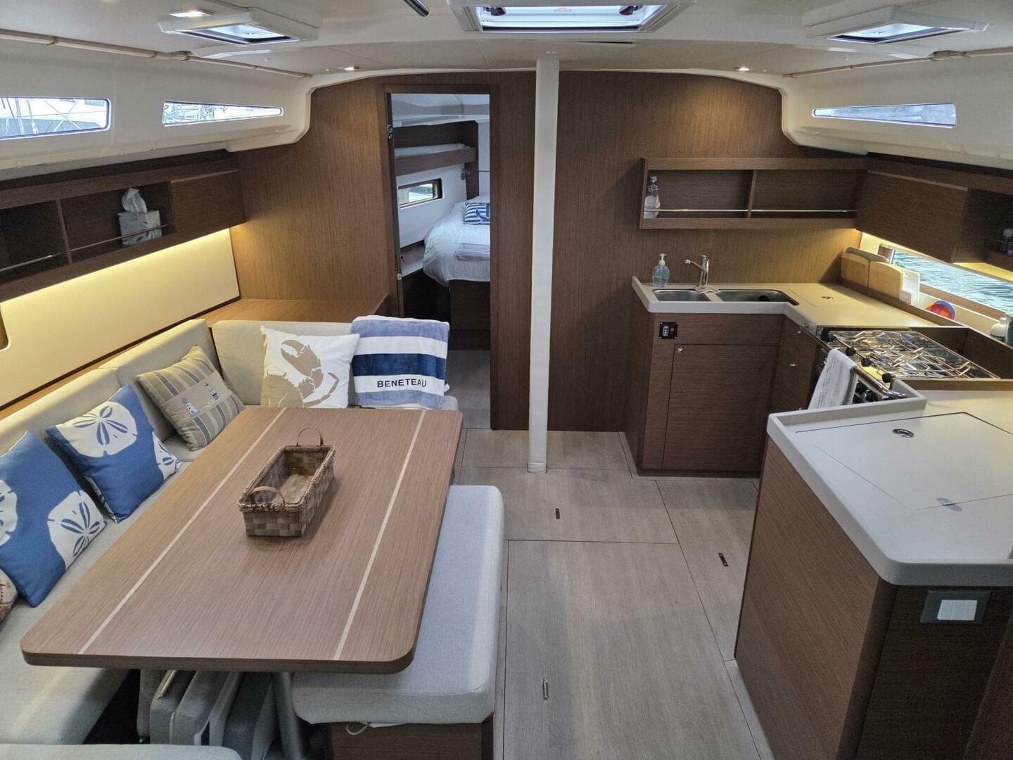 Oceanis 40.1 Salon Looking Fwd