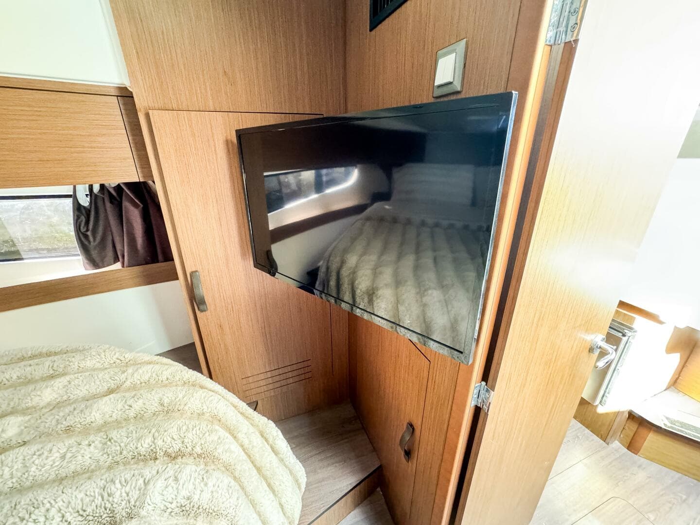 2022 Beneteau Antares 11