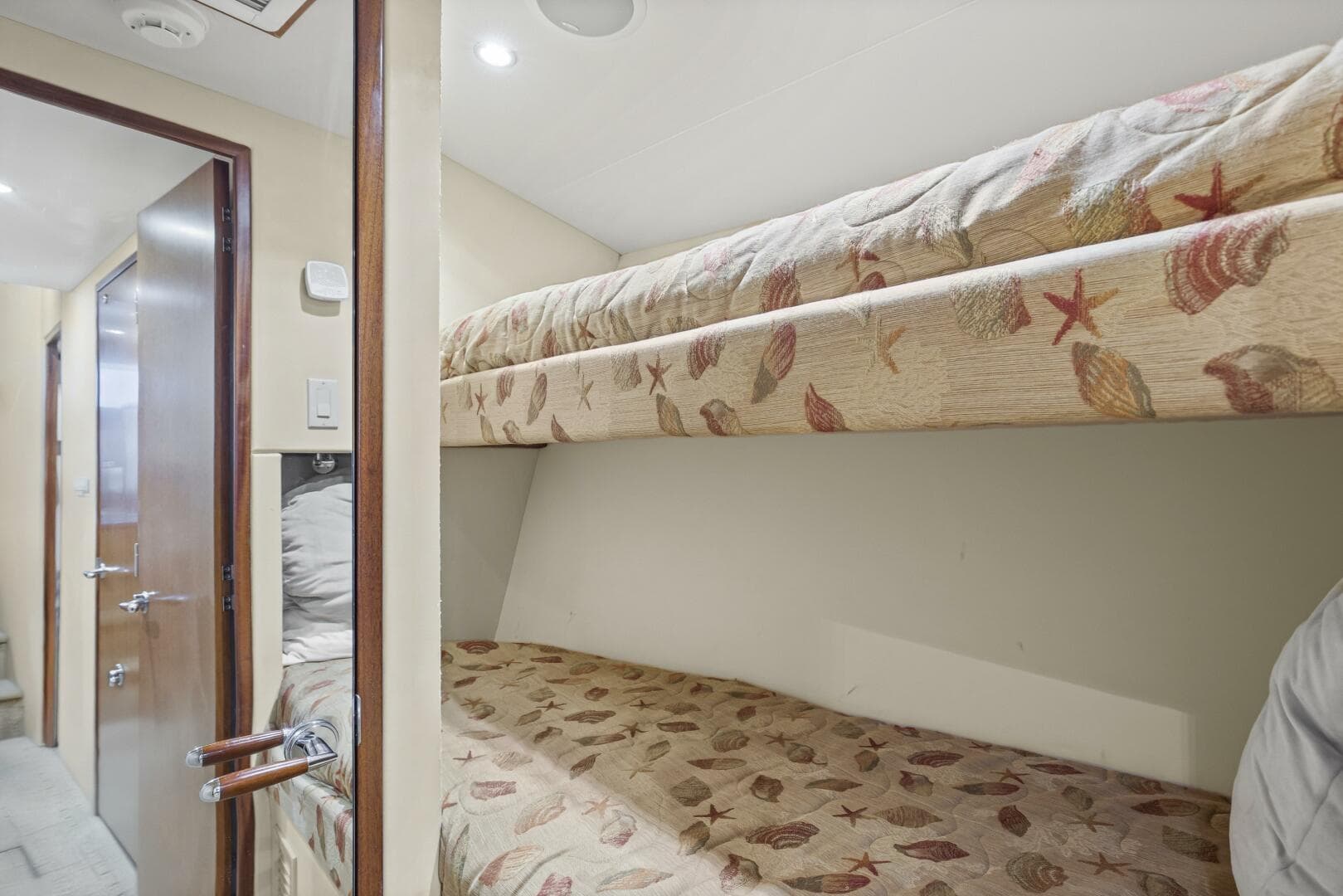 2008 60 Hatteras Blacksmith Forward Starboard Stateroom