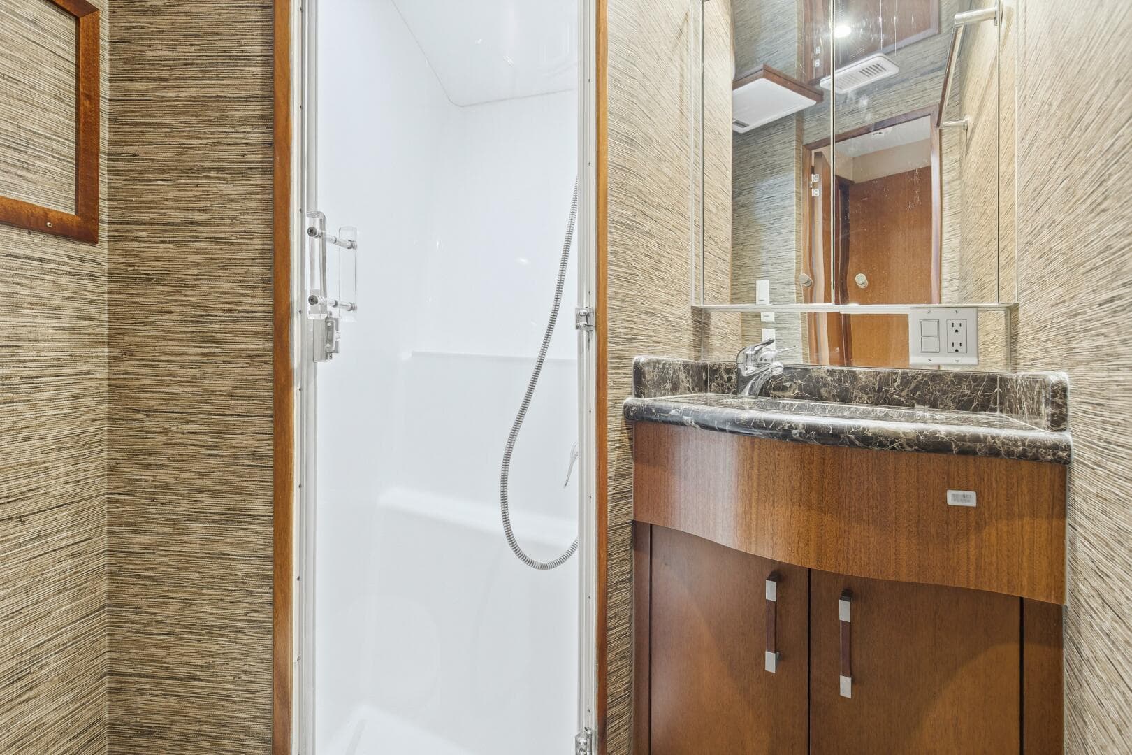 2008 60 Hatteras Blacksmith Forward Stateroom Head