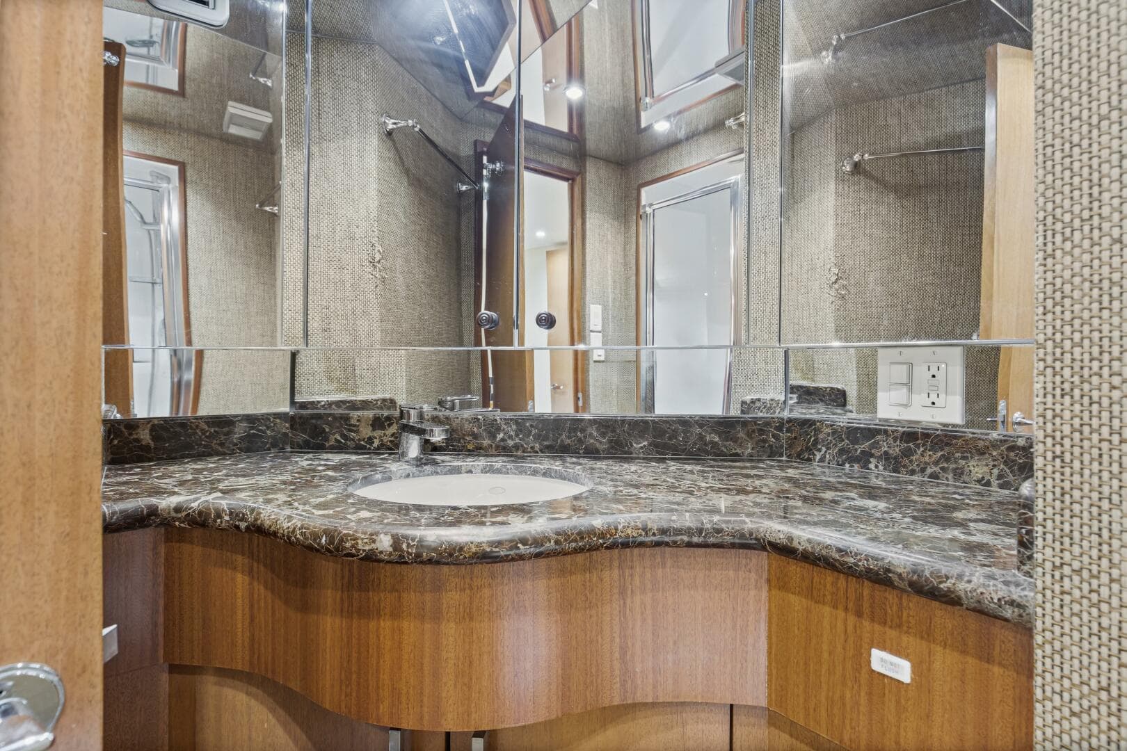 2008 60 Hatteras Blacksmith Master Head (2)