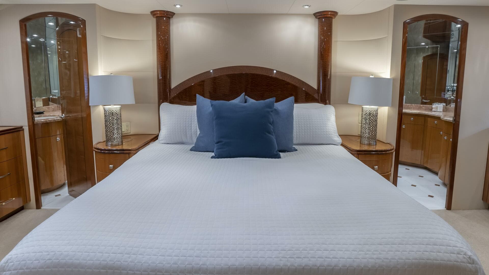 Hatteras 80 Gallopin-Master Stateroom