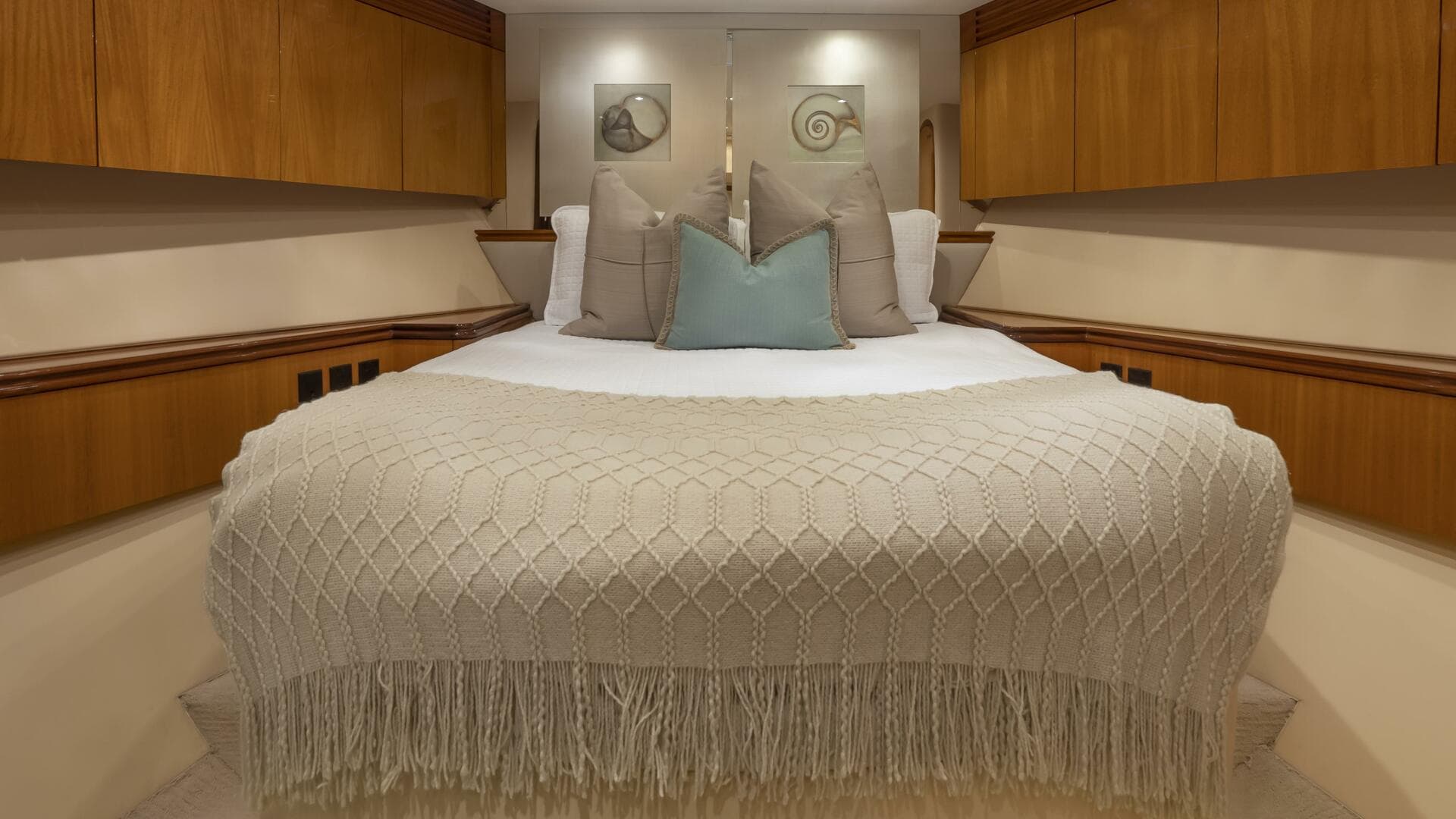 Hatteras 80 Gallopin- Stateroom