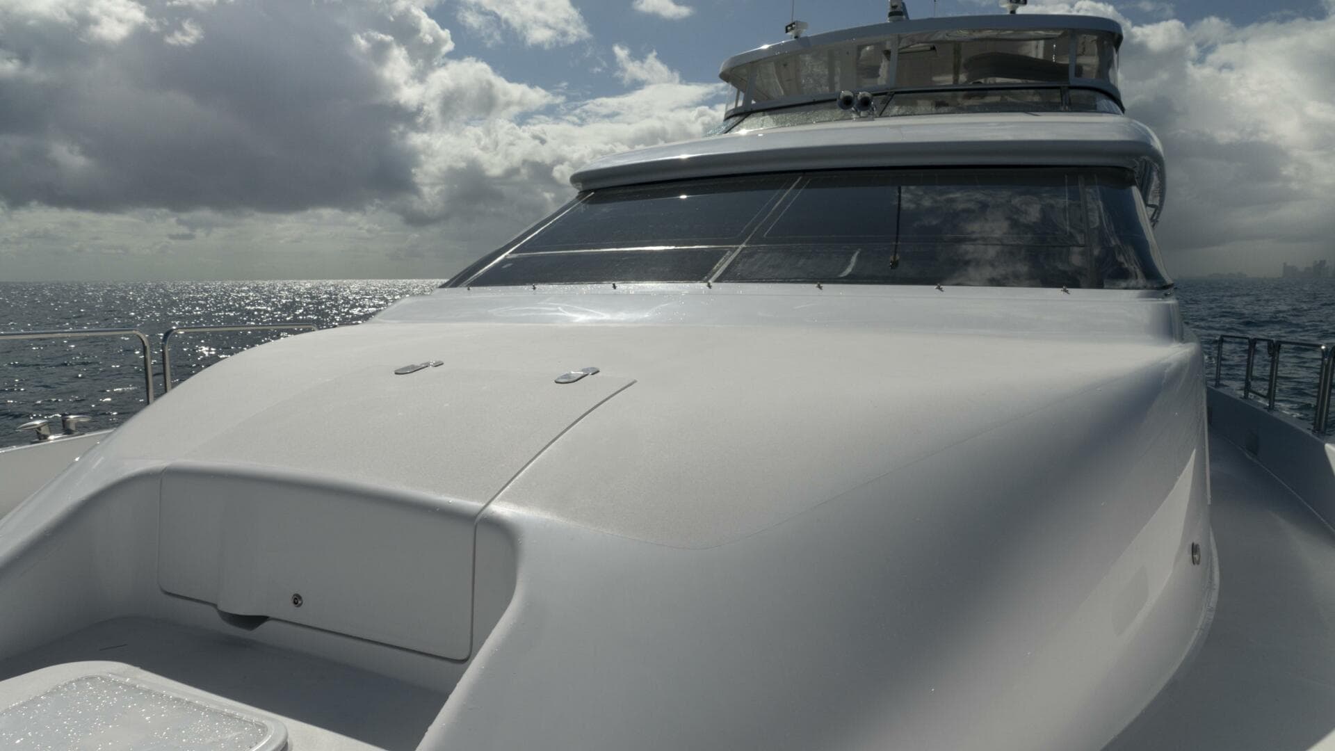 Hatteras 80 Gallopin- Bow