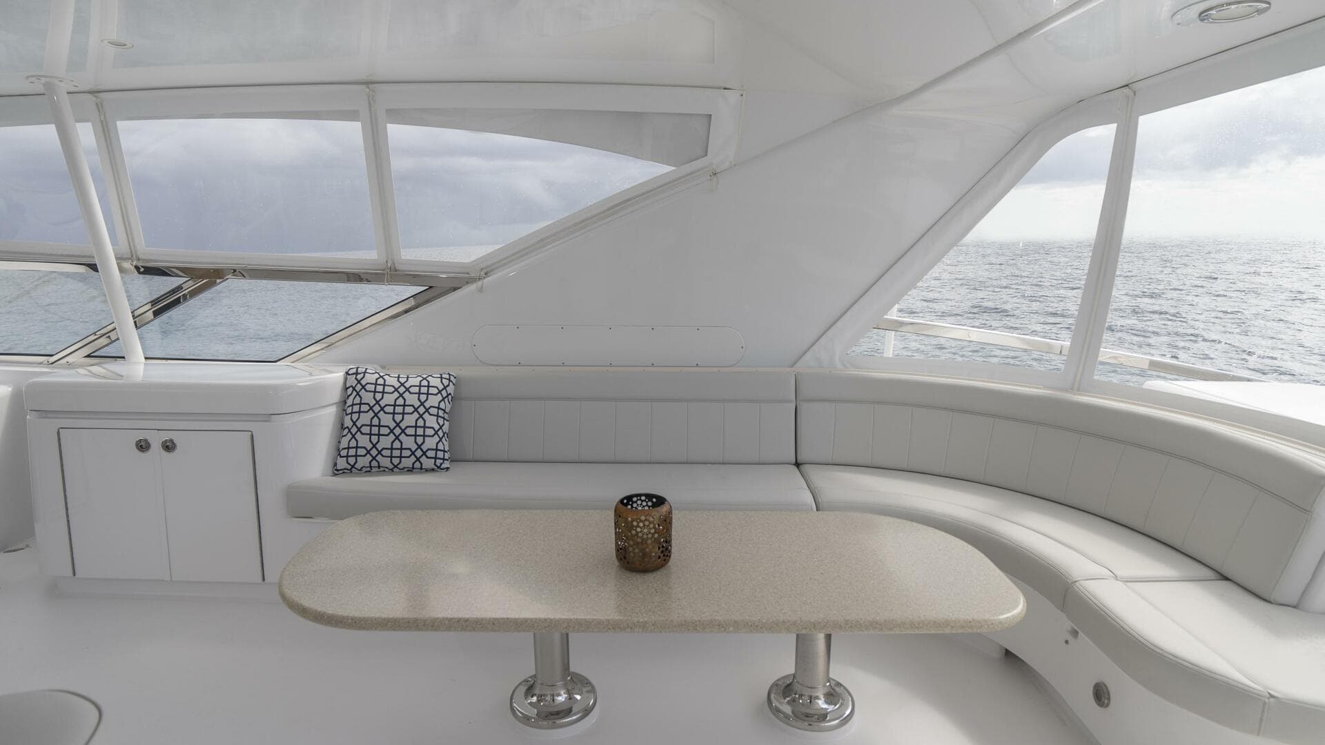 Hatteras 80 Gallopin- Flybridge Entertaining Area