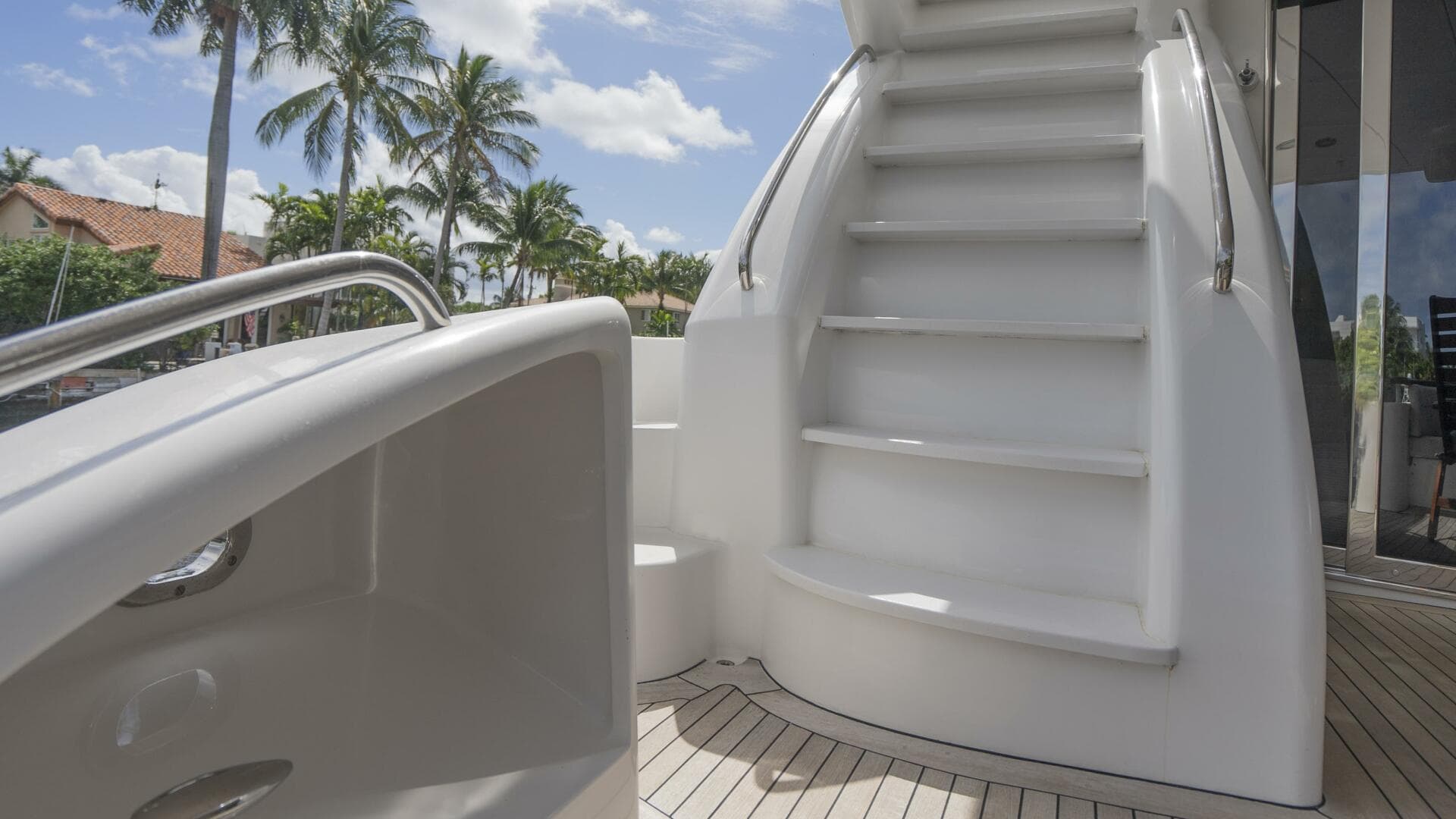 Hatteras 80 Gallopin- Companion Way