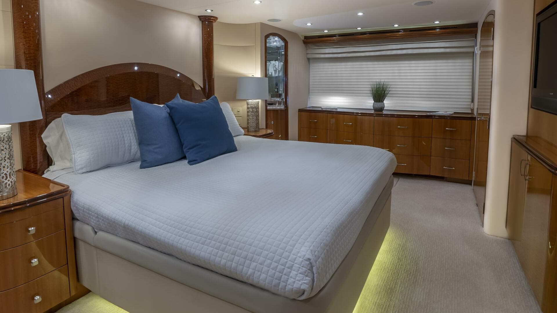 Hatteras 80 Gallopin-Master Stateroom