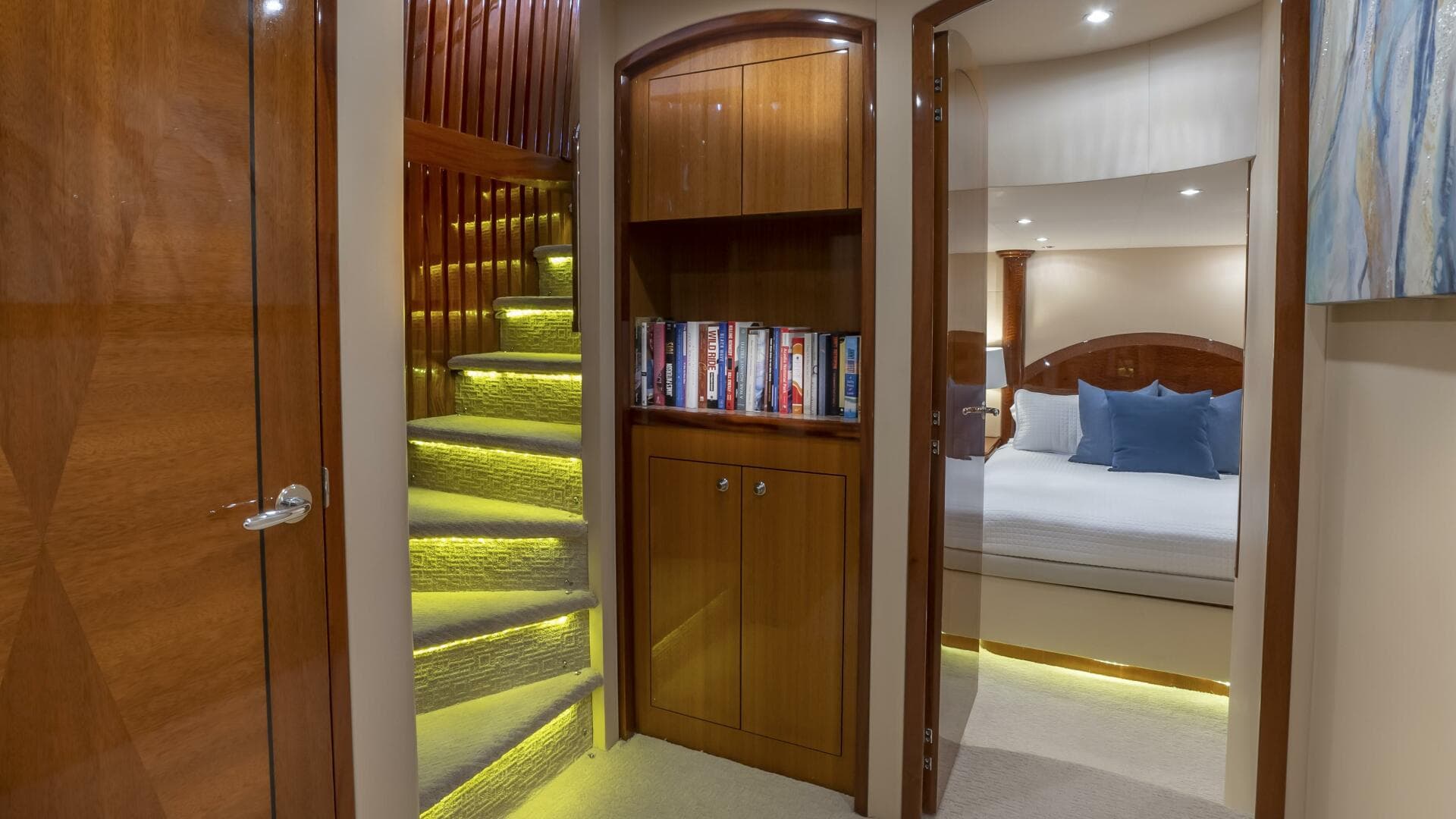 Hatteras 80 Gallopin- Stairway